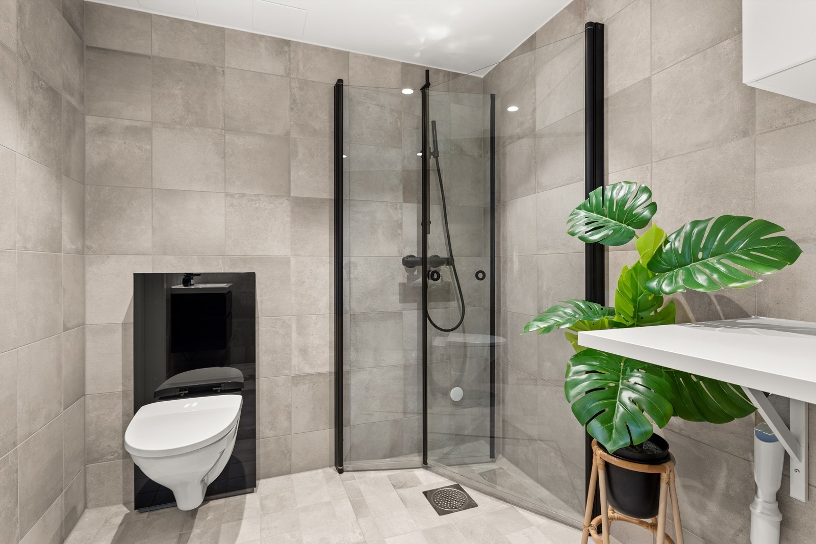 Lekkert dusjhjørne med svingbare glassdører. Galleribilde