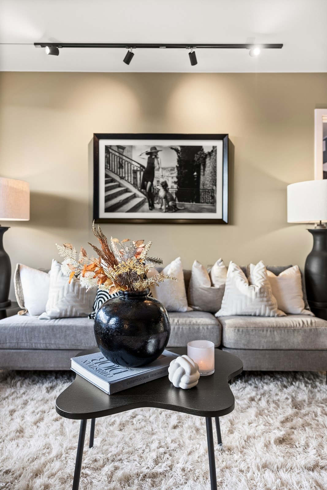 Boligen varmes opp via vannbåren varme tilknyttet radiatorer. Oppvarming er inkludert i felleskostnader (fordeles etter eierbrøk). Galleribilde