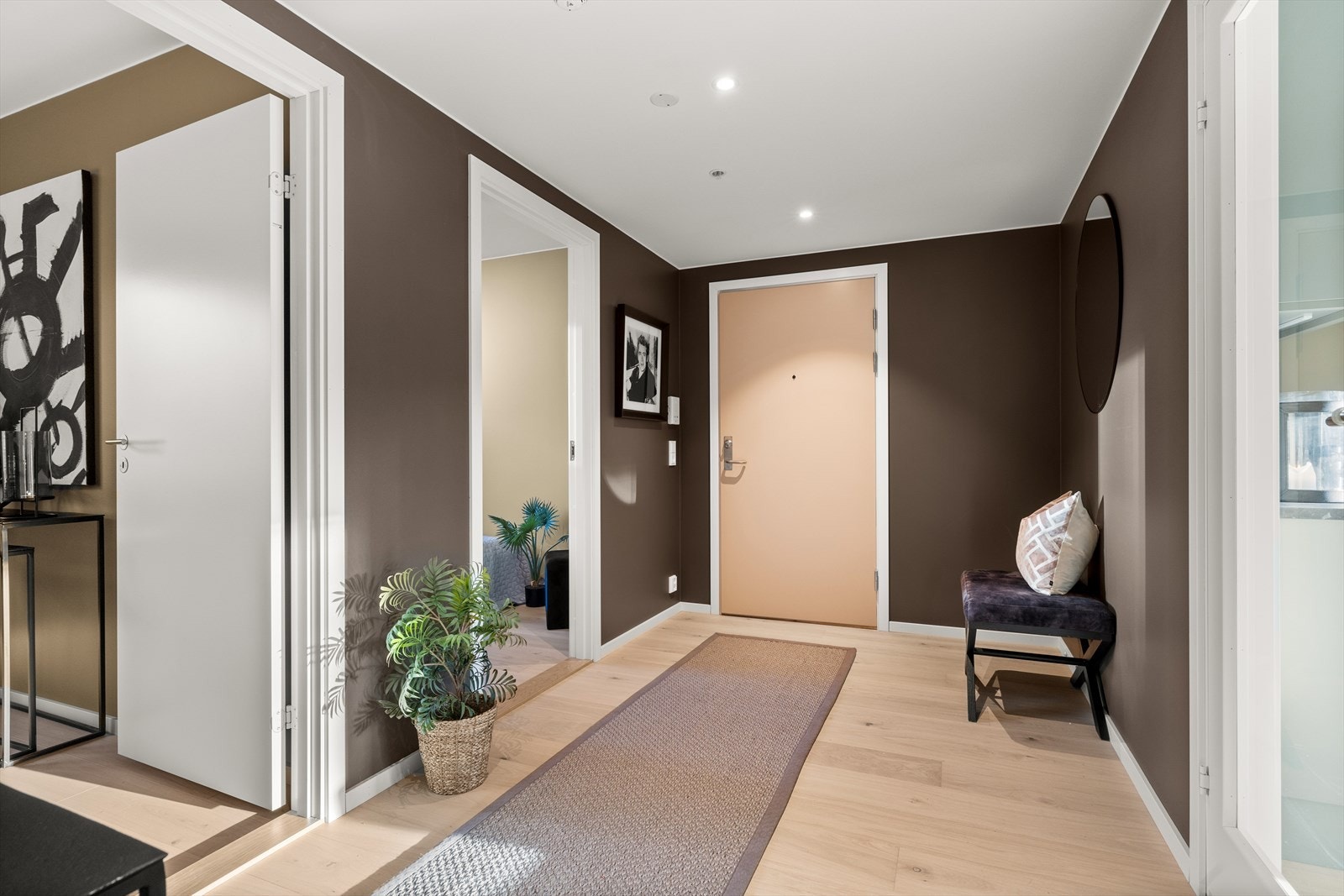 Det er flotte downlights i entrè og baderom. Galleribilde