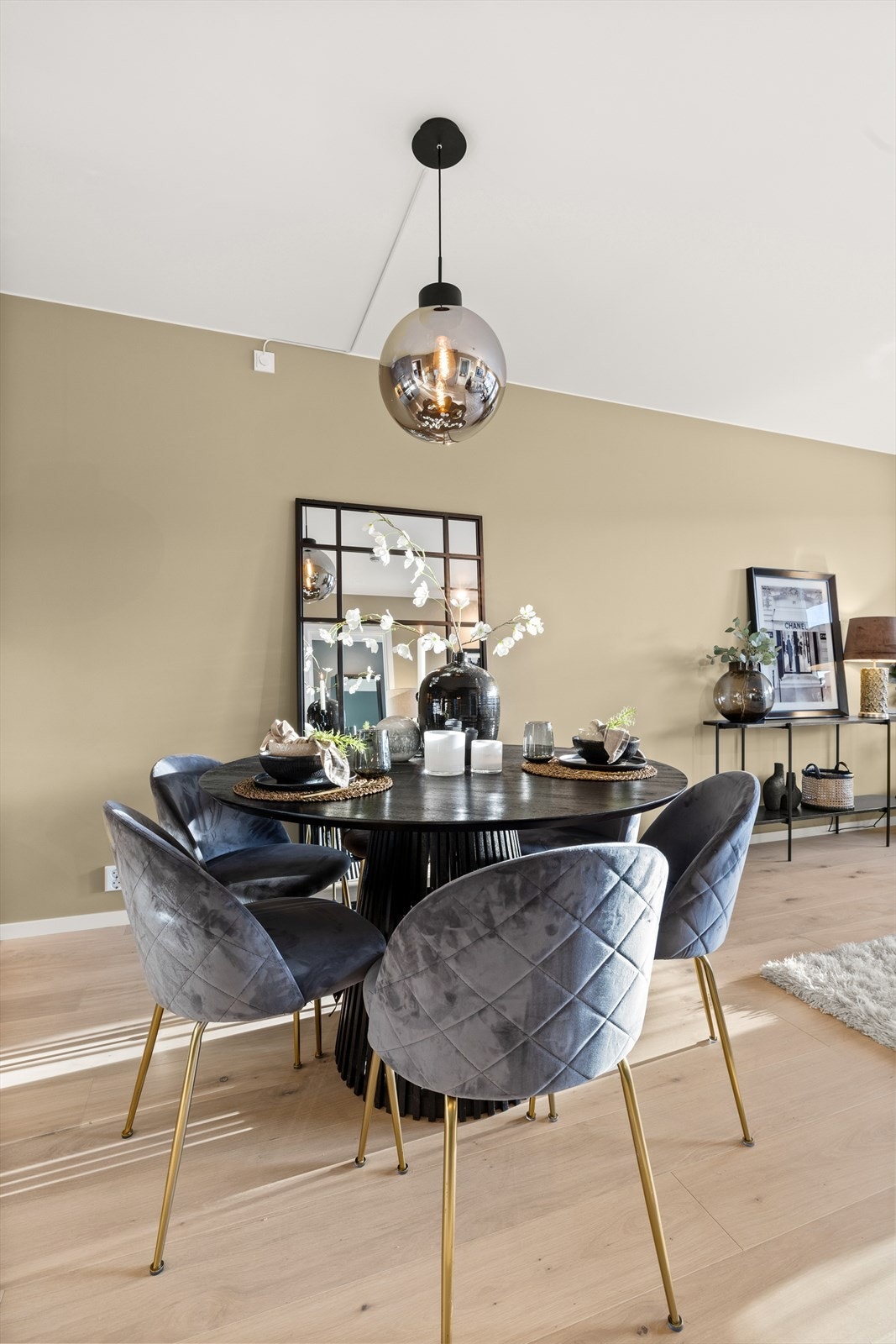 Naturlig og fint med plass til spisebord i tilknytning til kjøkkenet. Dette runde bordet har plass til 6 stoler, og det oppleves ikke som trangt mellom kjøkken og stue. Galleribilde