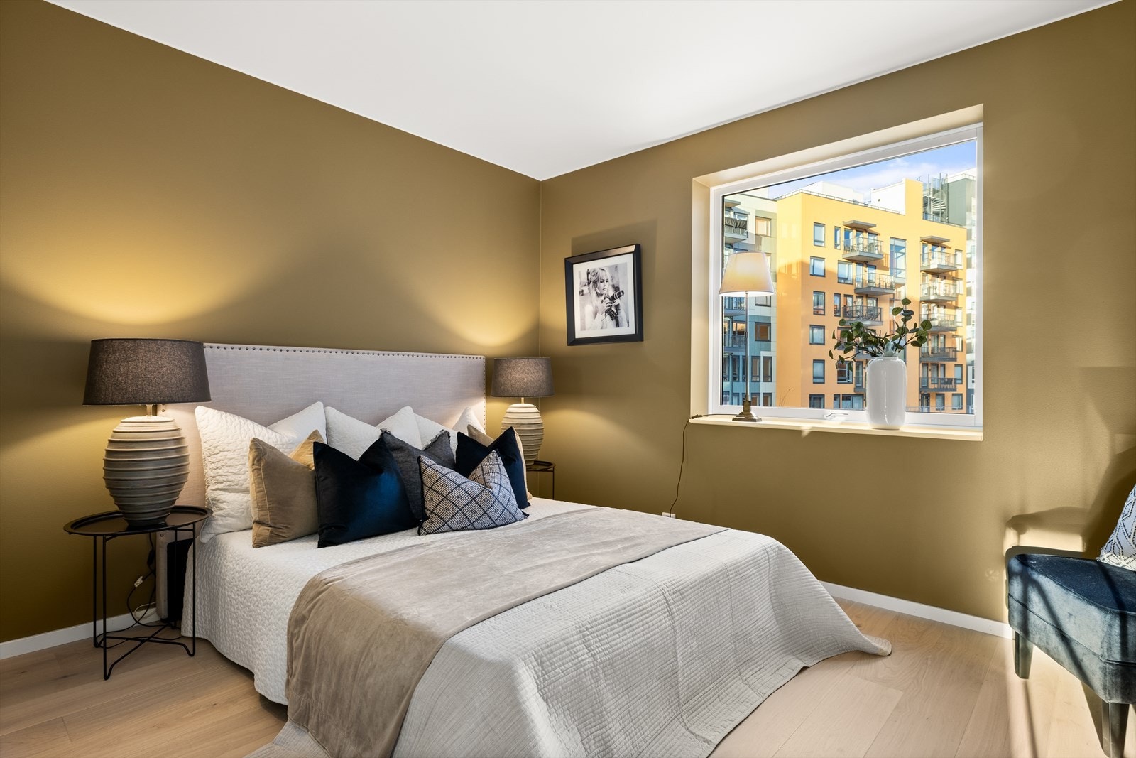 Hovedsoverom: Soverommet er av god størrelse med plass til dobbeltseng, nattbord og tilhørende møbler. Alle soverommene ligger fredelig og rolig til, noe for øvrig hele leiligheten også gjør. Galleribilde