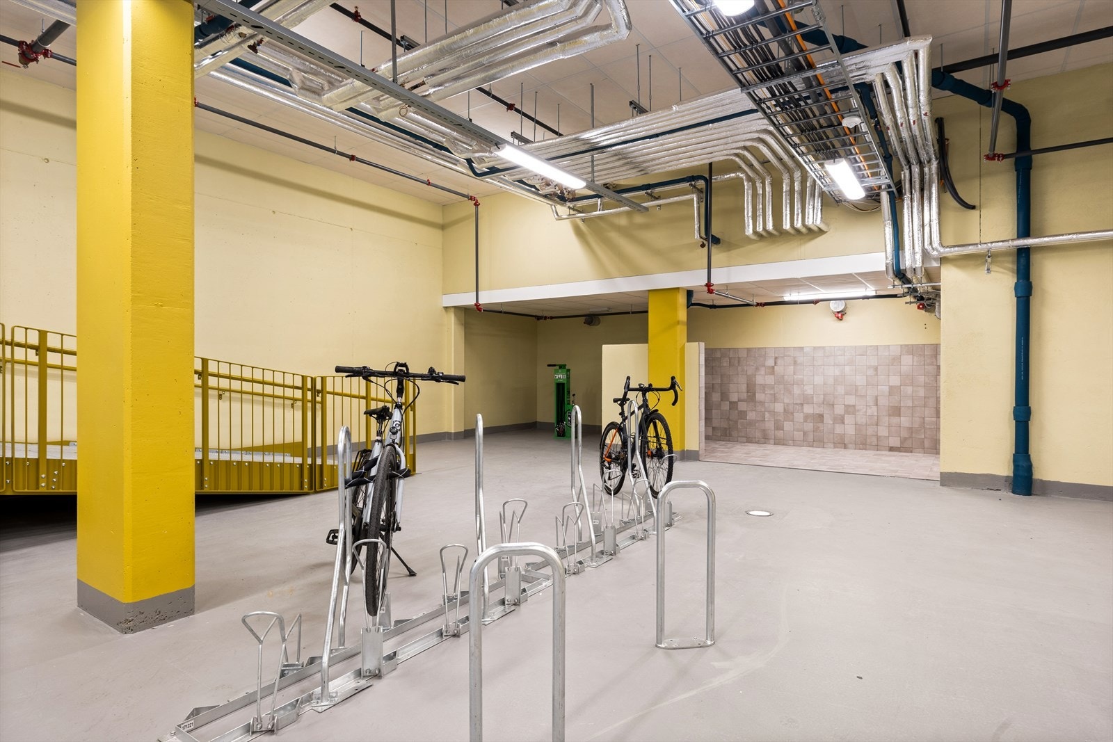 I tillegg er det tilrettelagt for egne plasser for lastesykler. Det er også sykkelverksted hvor du kan fikse og reparere sykkelen din. Galleribilde