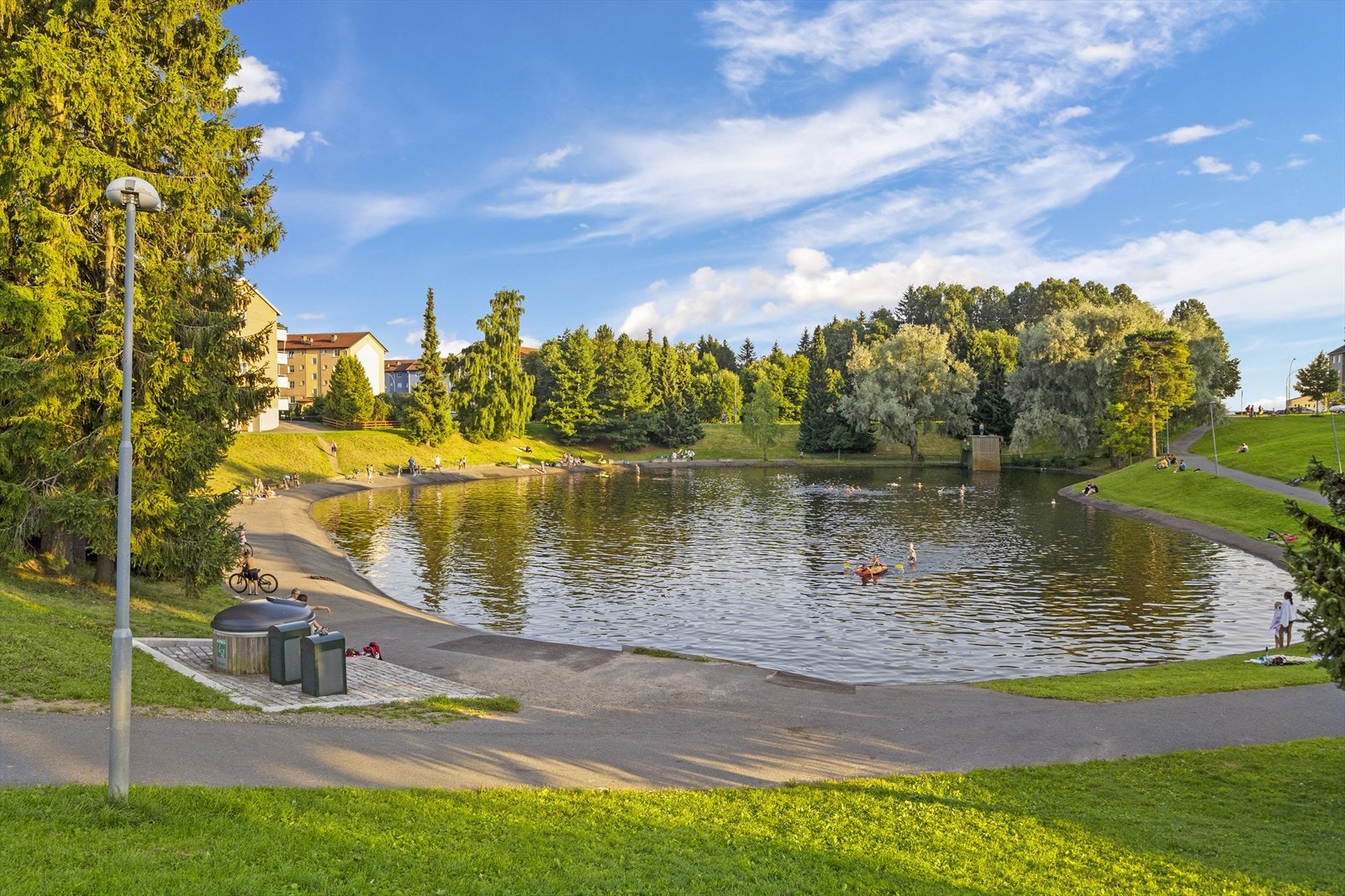 En litt lengre gåtur unna leiligheten finner du Årvolldammen. Her er det fint å sole seg sommerstid. Galleribilde
