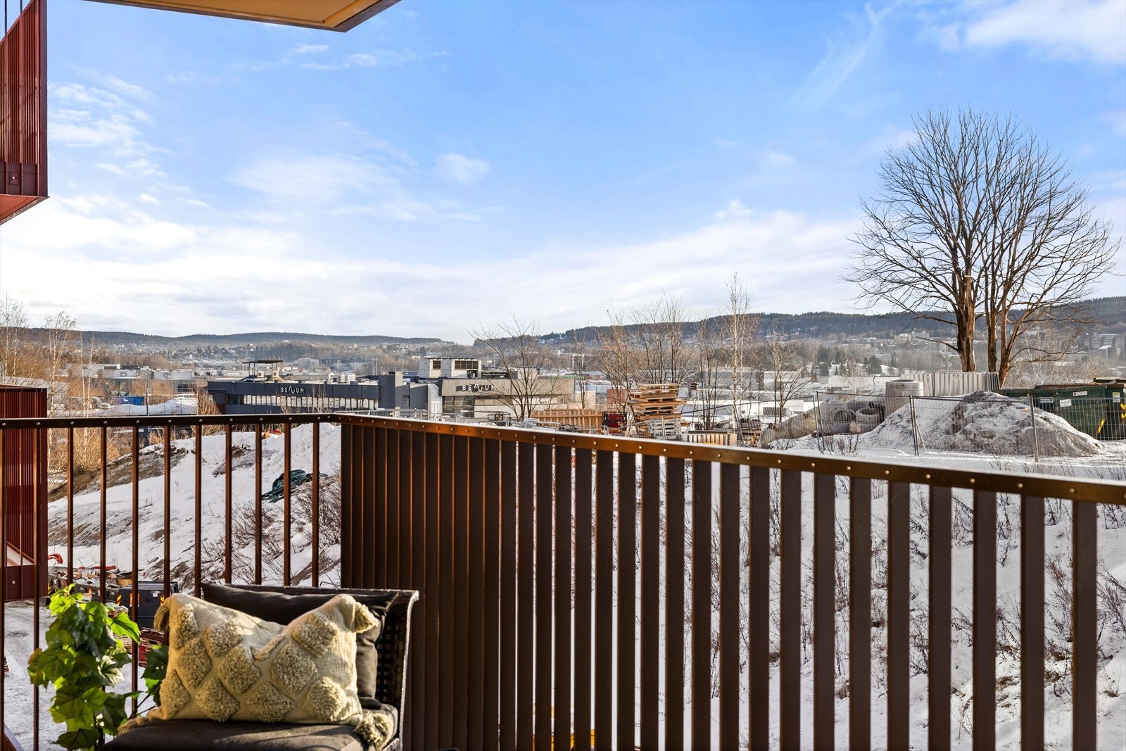 Deler av balkongen har en fri og fin utsikt. Galleribilde