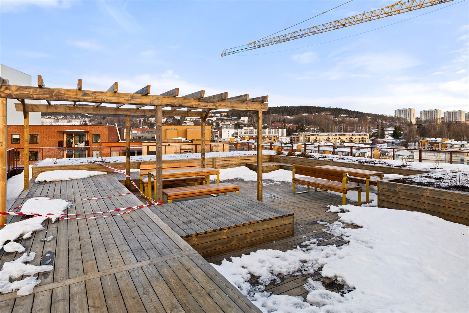 I tillegg til den private balkongen har du også tilgang til to felles takterrasse med fantastiske solforhold og utsikt. Galleribilde