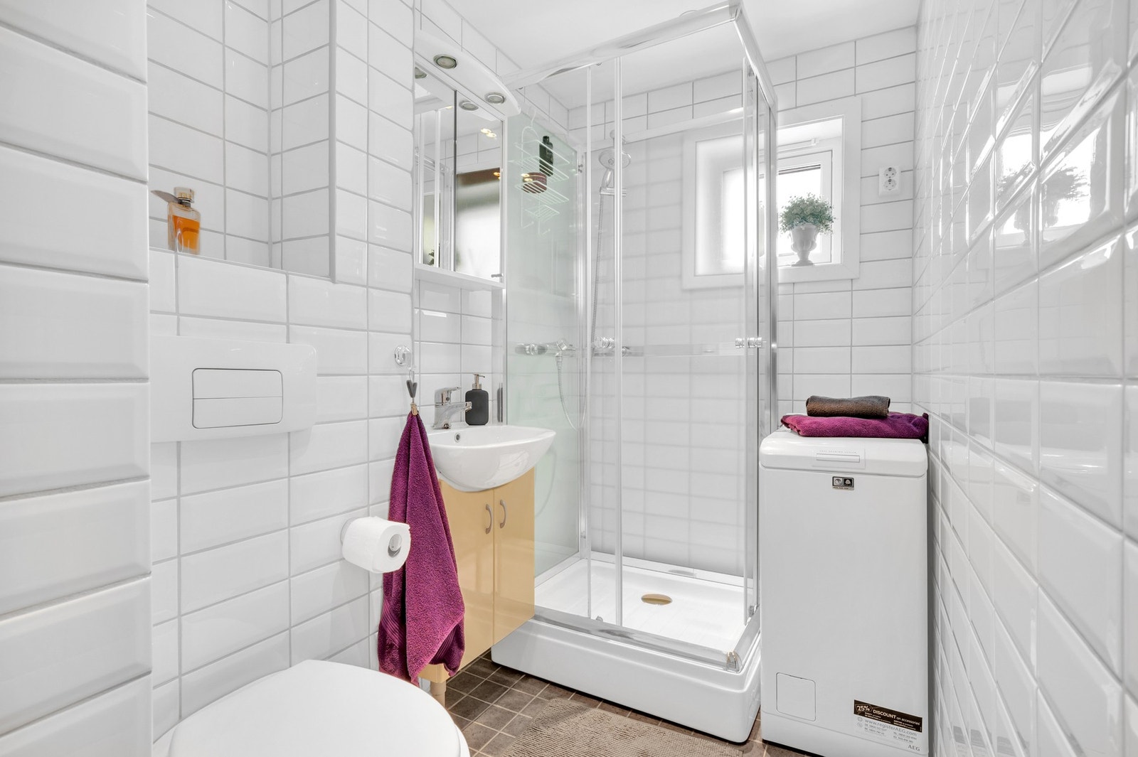 Lekkert flislagt bad fra 2011 med varmekabler i gulv. Galleribilde