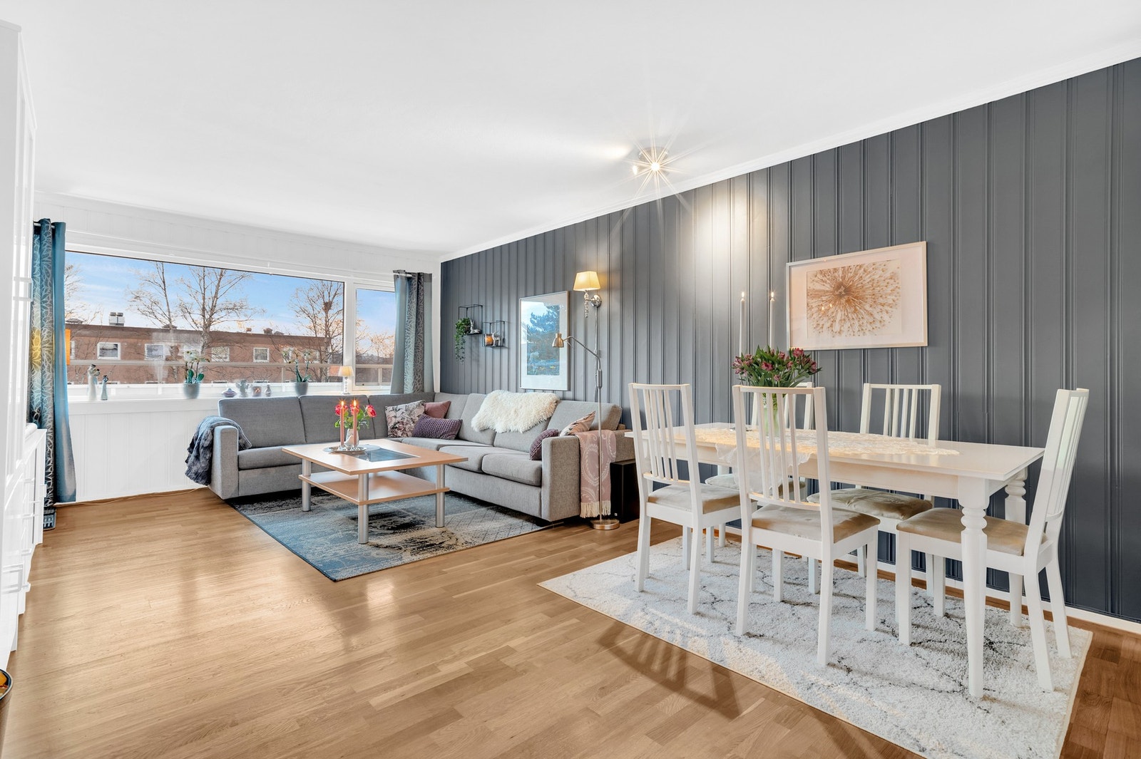 EiendomsMegler 1 v/Frank Robert Bae har gleden av å presentere en svært flott 3-roms toppleilighet beliggende på populære
Charlottenlund! Galleribilde