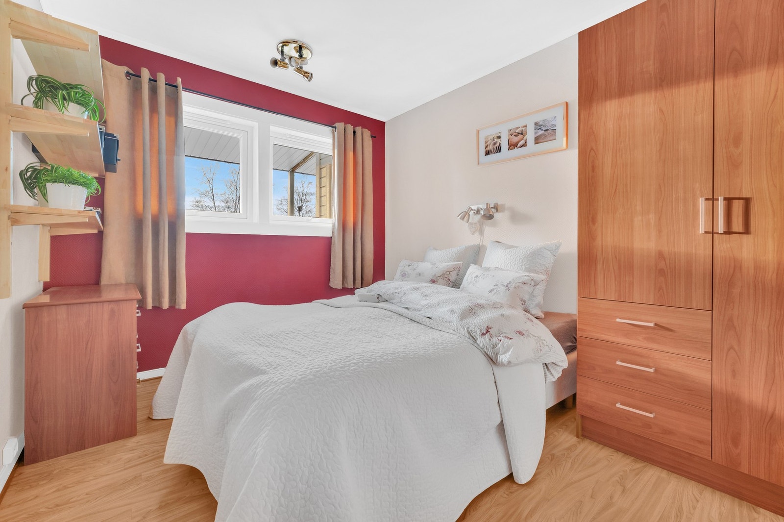 Romslig soverom på 10,5 kvm. Galleribilde