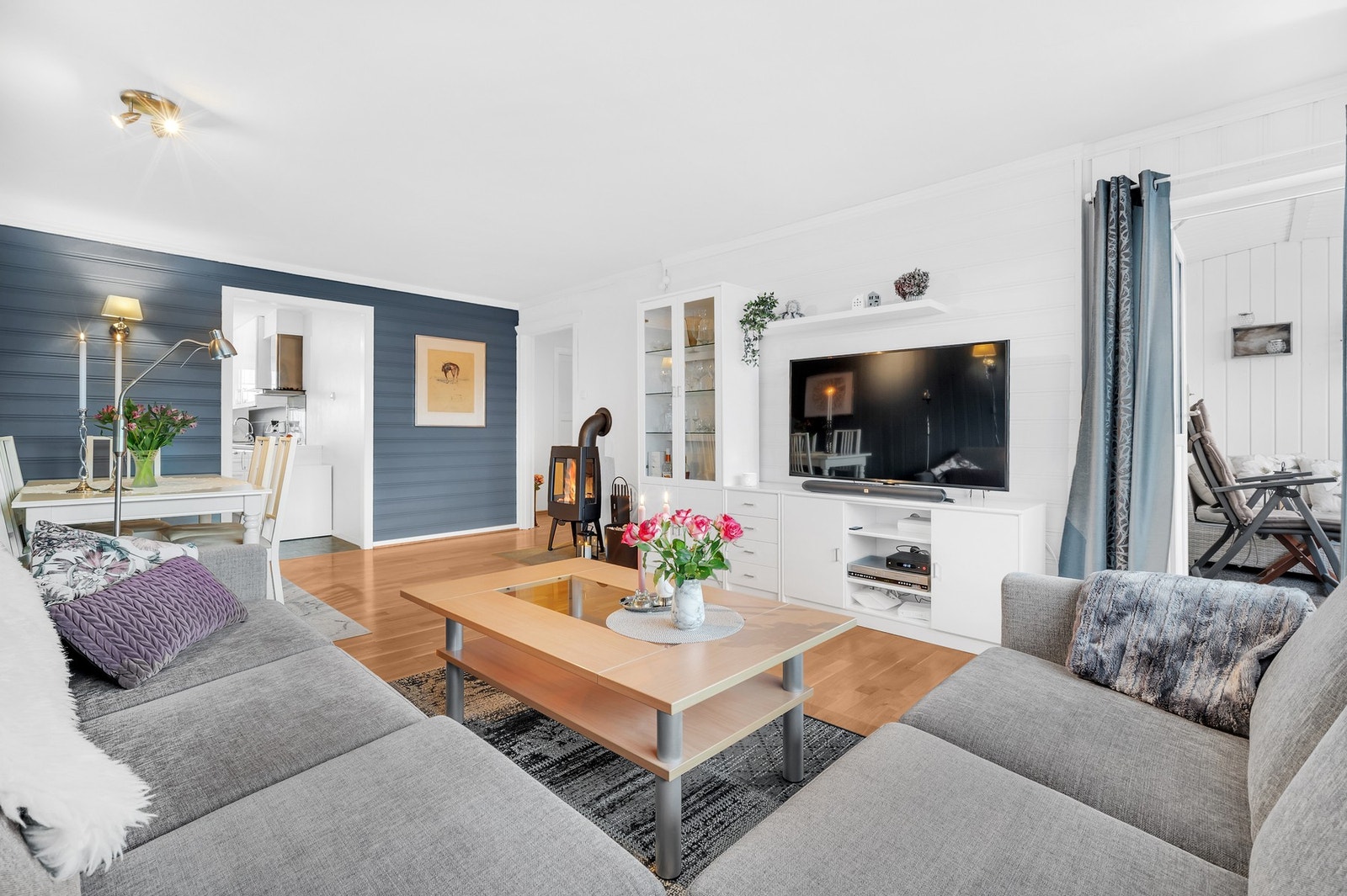 Leiligheten har vært gjenstand for vesentlig oppussing de siste 15 år, og holder som følge av dette en gjennomgående pen og velholdt standard. Vedovn på stue. Galleribilde