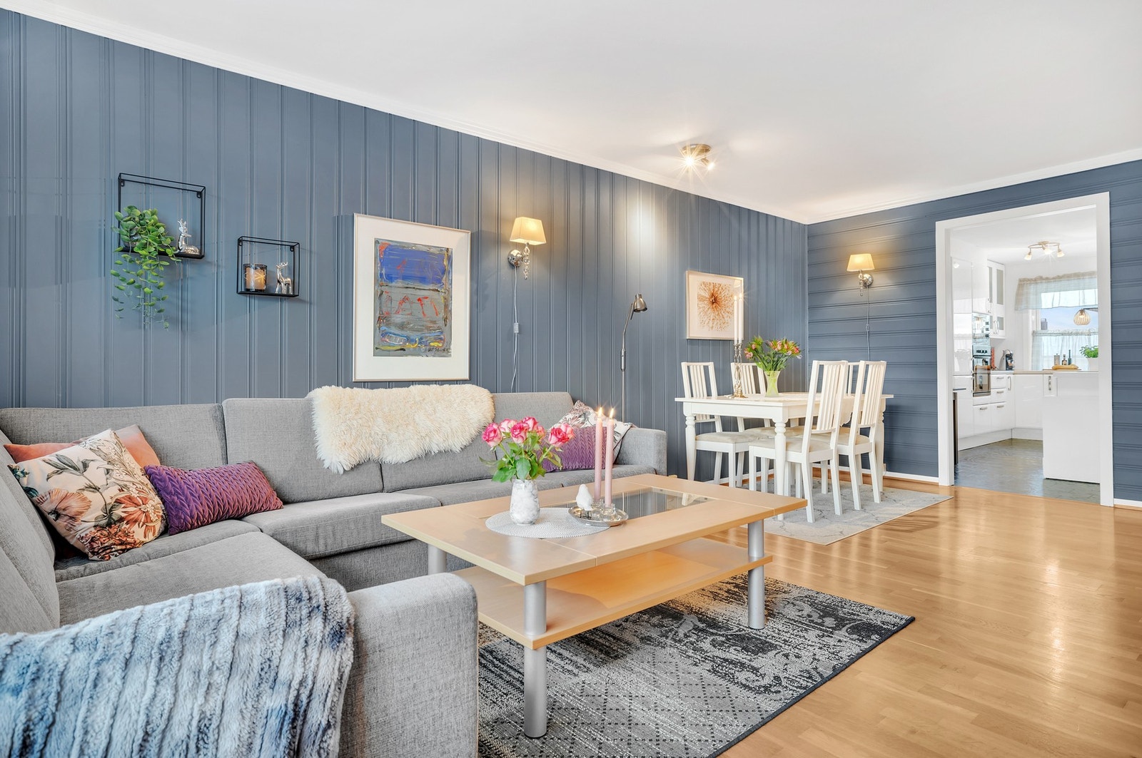 Store vindusflater gir et svært godt lysinnslipp som, sammen med beliggenhet i byggets øverste etasje, bidrar til en lett og luftig atmosfære. Galleribilde