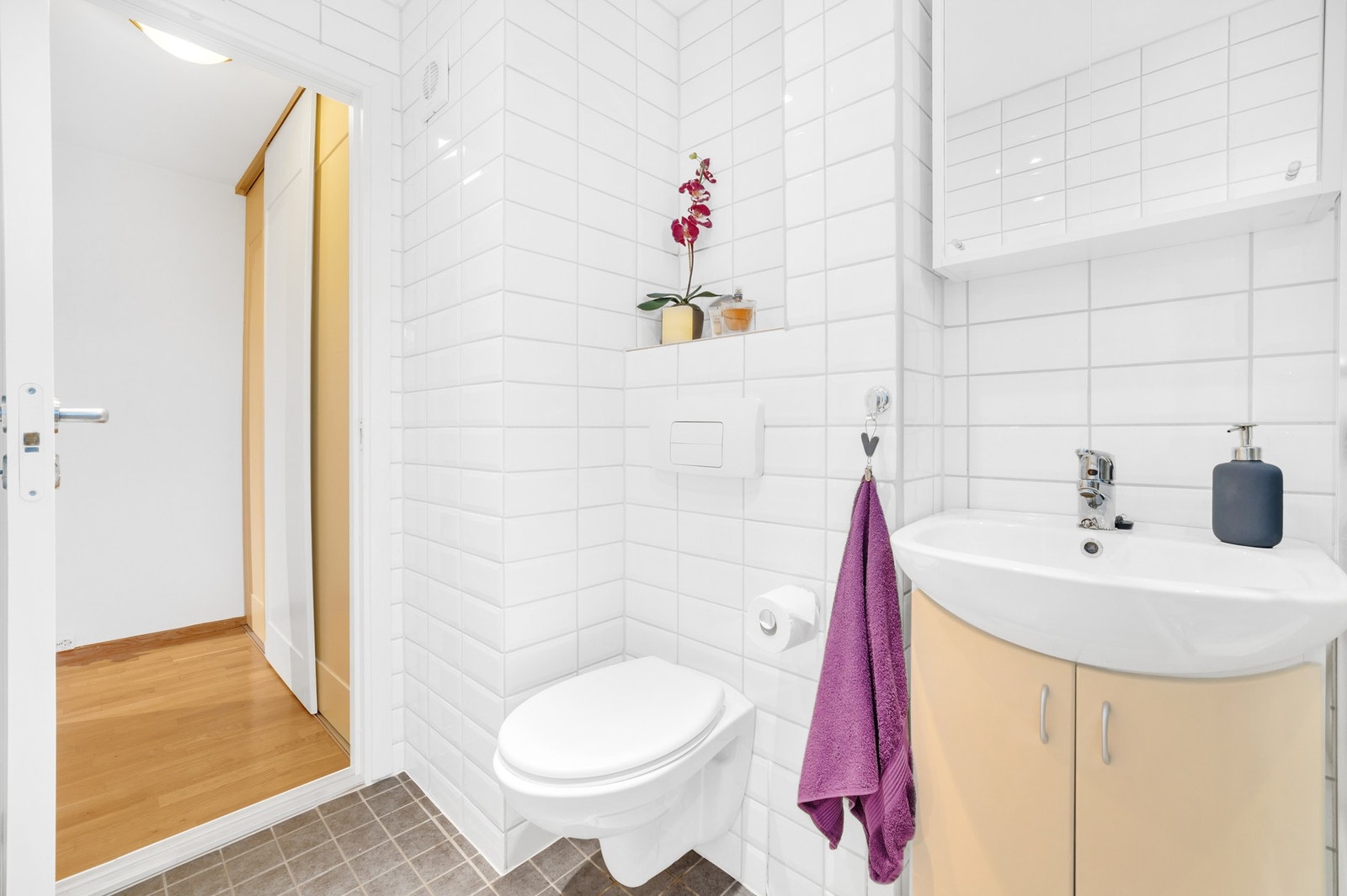 Badet er innredet med bl.a dusjkabinett, vegghengt WC og baderomsinnredning. Galleribilde