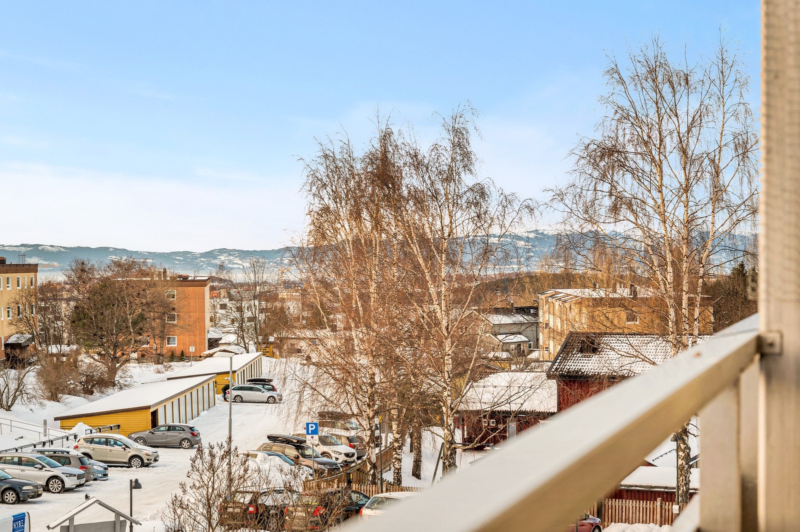 Balkongen har glimrende solforhold og en fin utsikt mot fjorden. Galleribilde