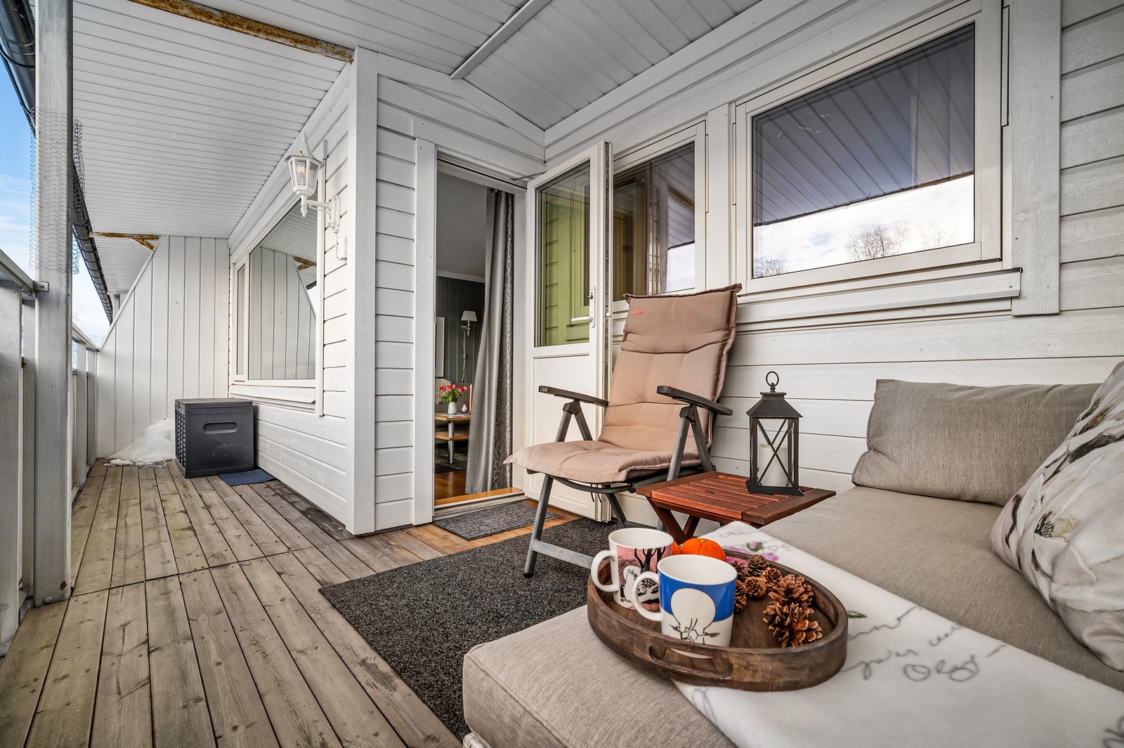 Vestvendt balkong på 10,5 m² med god plass til utemøblement og grill e.l. Galleribilde