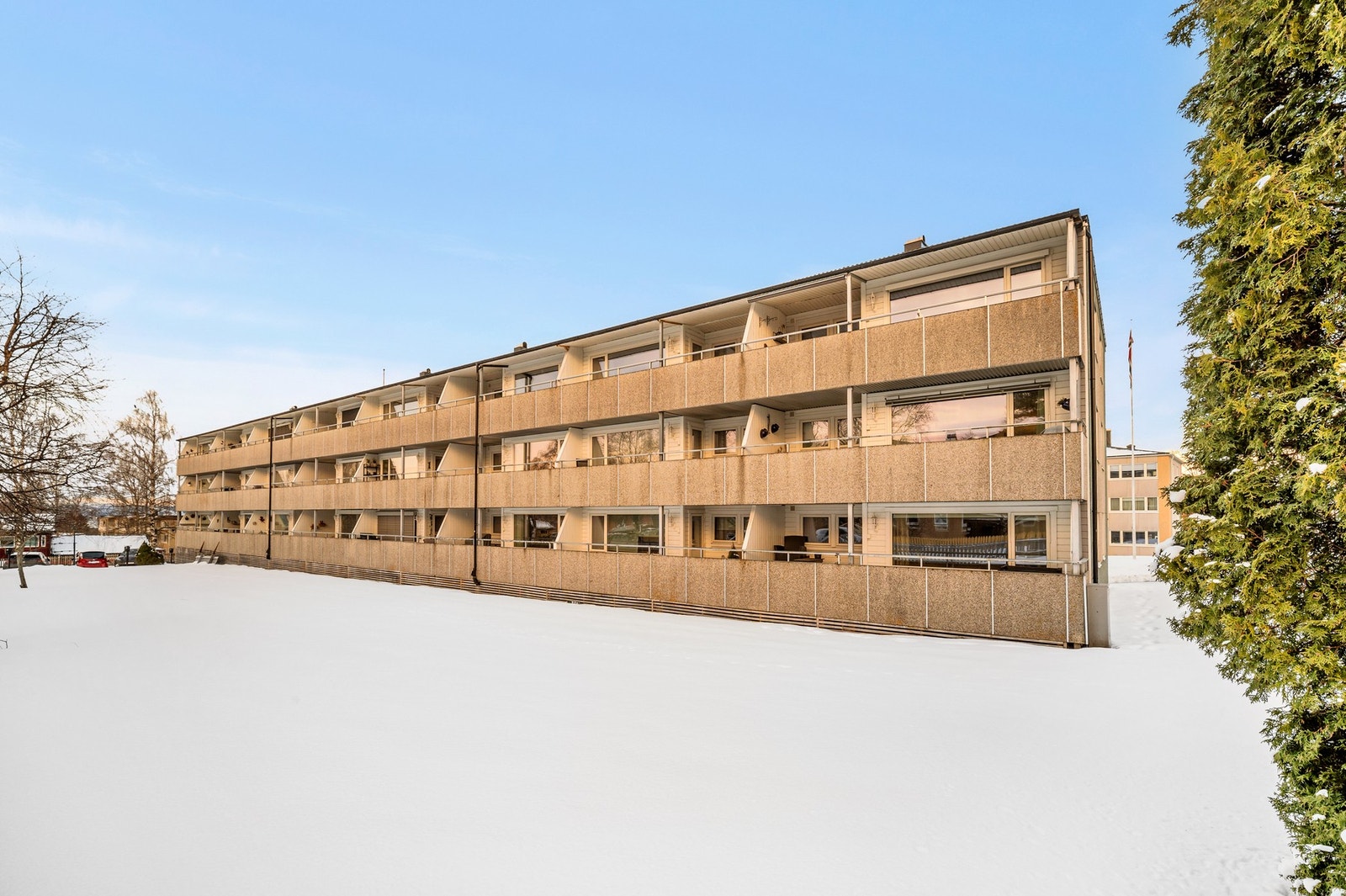 Bygget ble renovert i 2018 med bl.a etterisolering, nye fasadeplater, nye vinduer og balkongdører m.m. Galleribilde