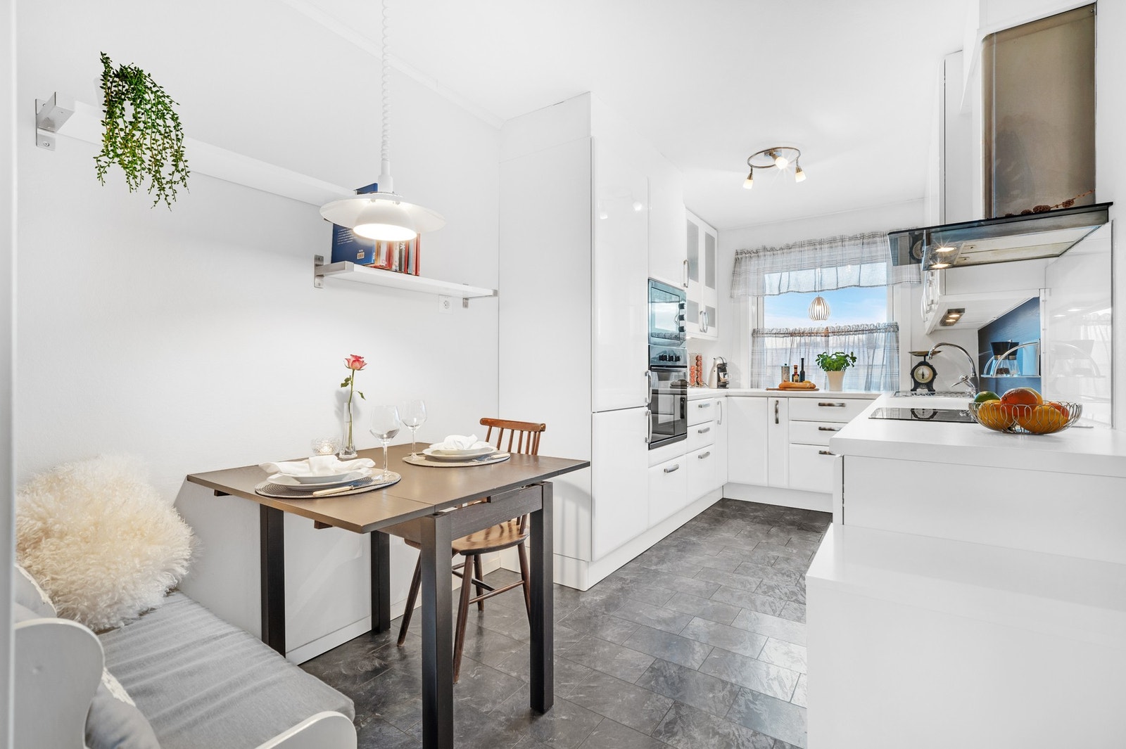 Tidsriktig kjøkken fra italienske Aran med integrerte
hvitevarer, mye skap- og benkeplass. Galleribilde