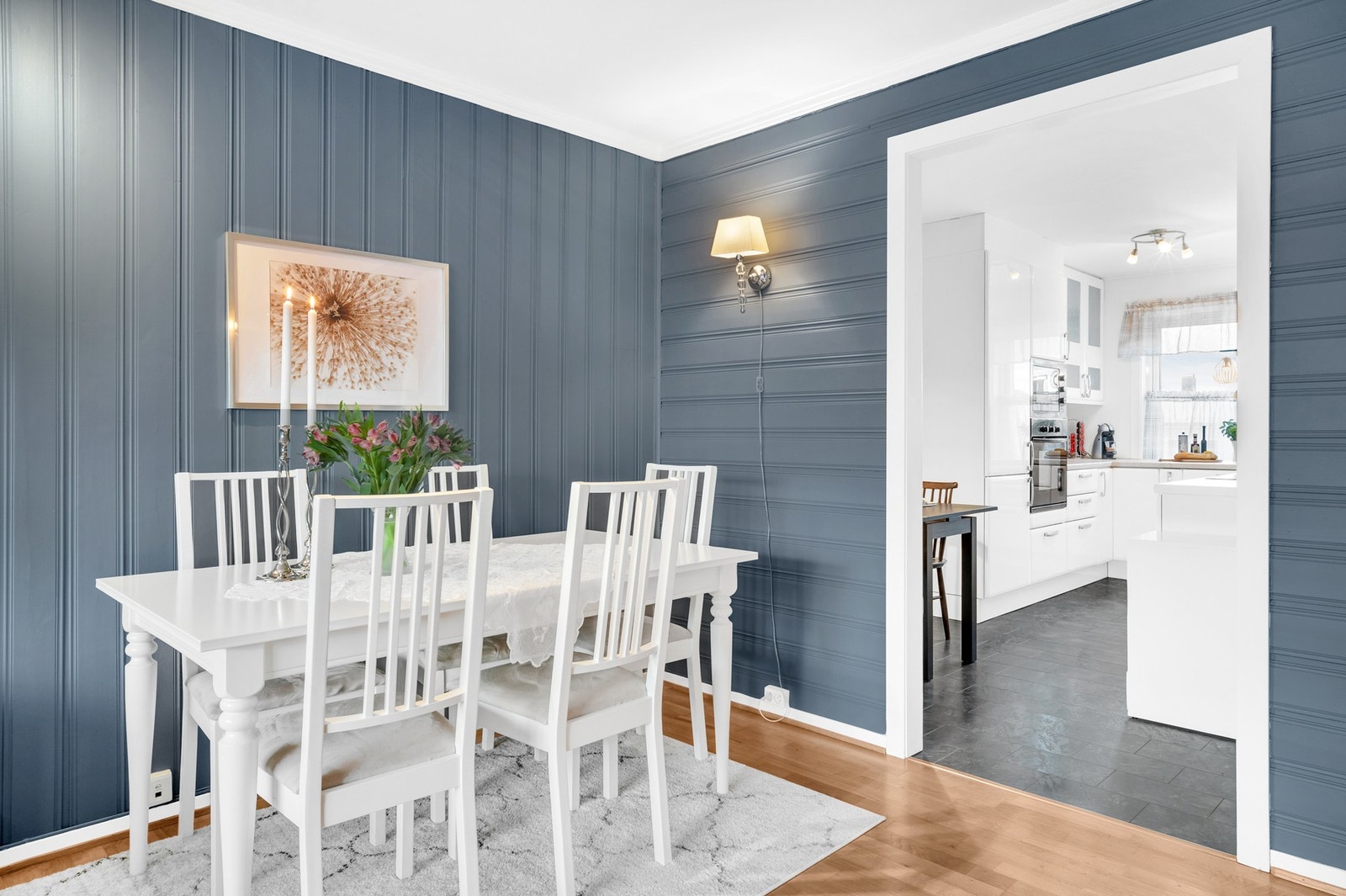 God plass til spisebord og sofagruppe på stue. Felleskostn. inkl. bl.a TV/internett, kommunale avgifter og trappevask. Galleribilde