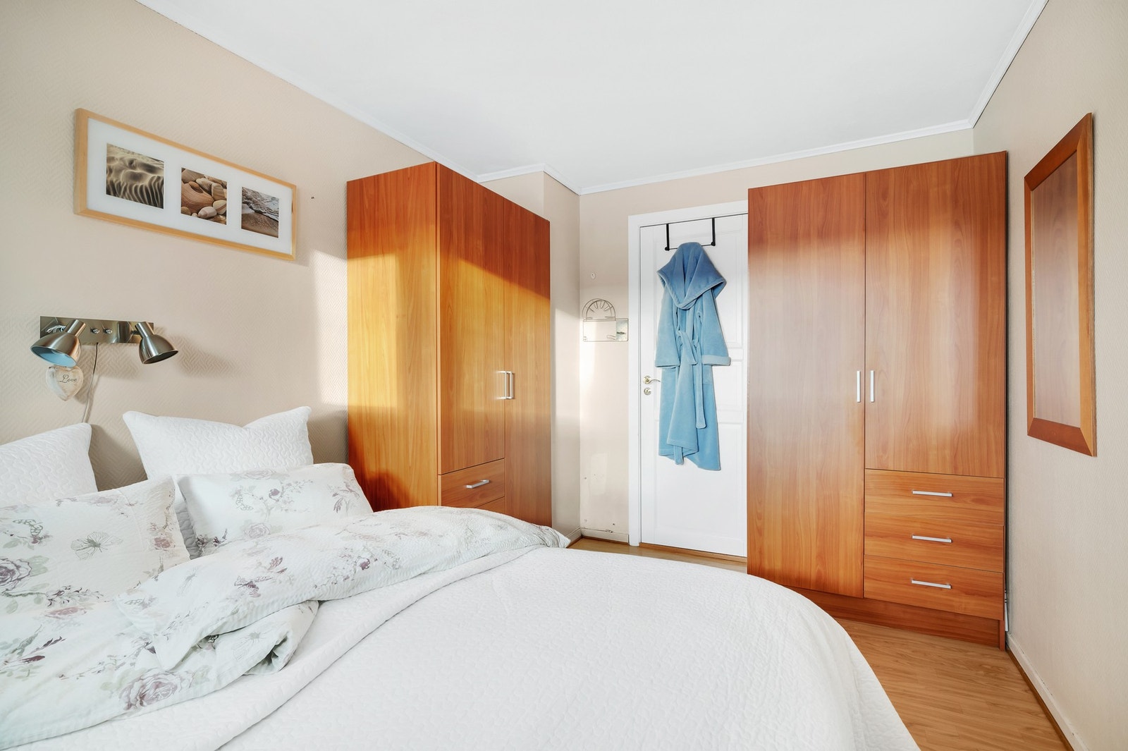 Her er det god plass til dobbeltseng og garderobeløsninger. Galleribilde