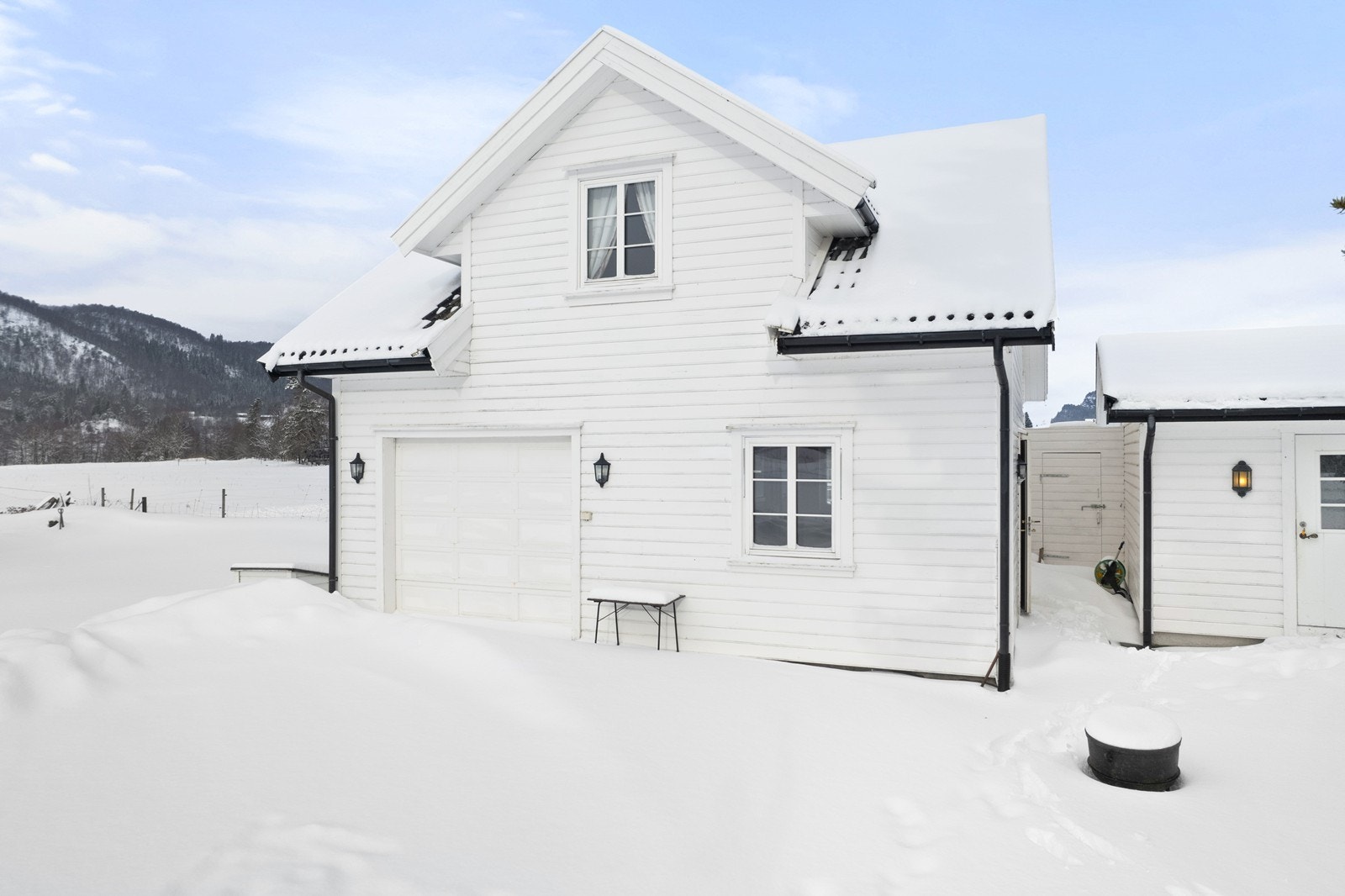 Garasje fra 2007 med innredet loft. Galleribilde