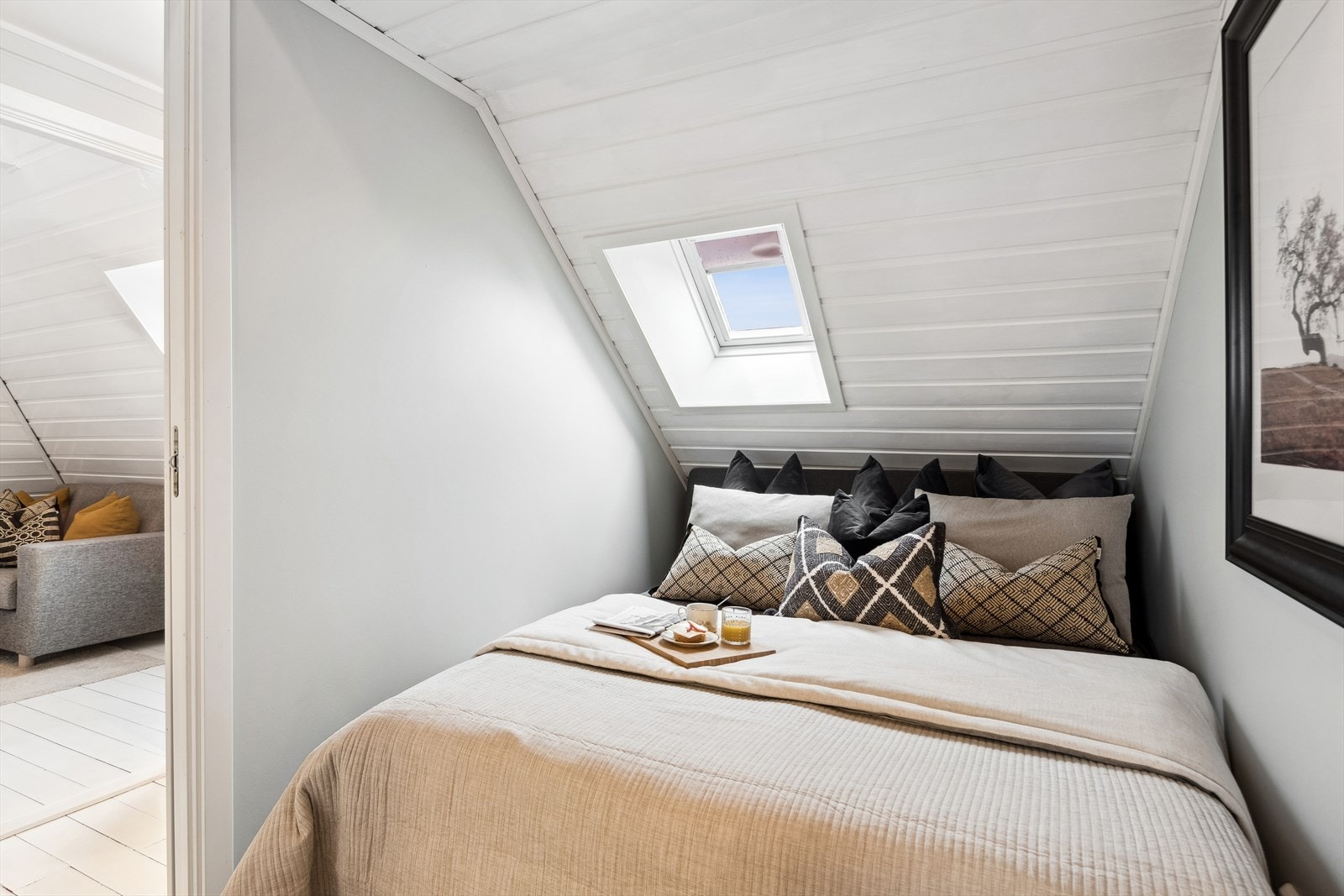 Rommet benyttes som soverom i dag, dog gir vinduet for lite lysinnslipp til at det er godkjent som soverom. Galleribilde