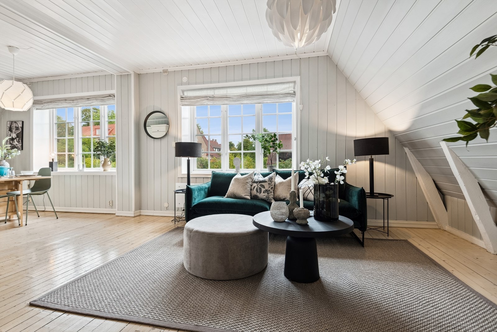 Store vinduer gir mye naturlig lys. Galleribilde