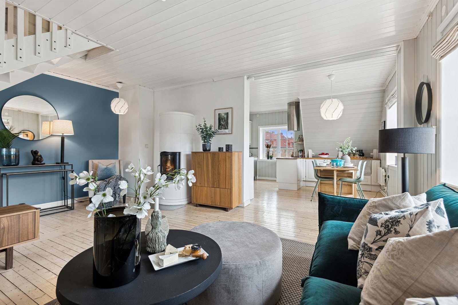 Vi har gleden av å presentere Sognsveien 28. En familieleilighet som går over 2 plan, 2 etg. og loft.
Leiligheten har godt med lys, hageparsell og disponerer parkeringssplass. Velkommen til visning. Galleribilde
