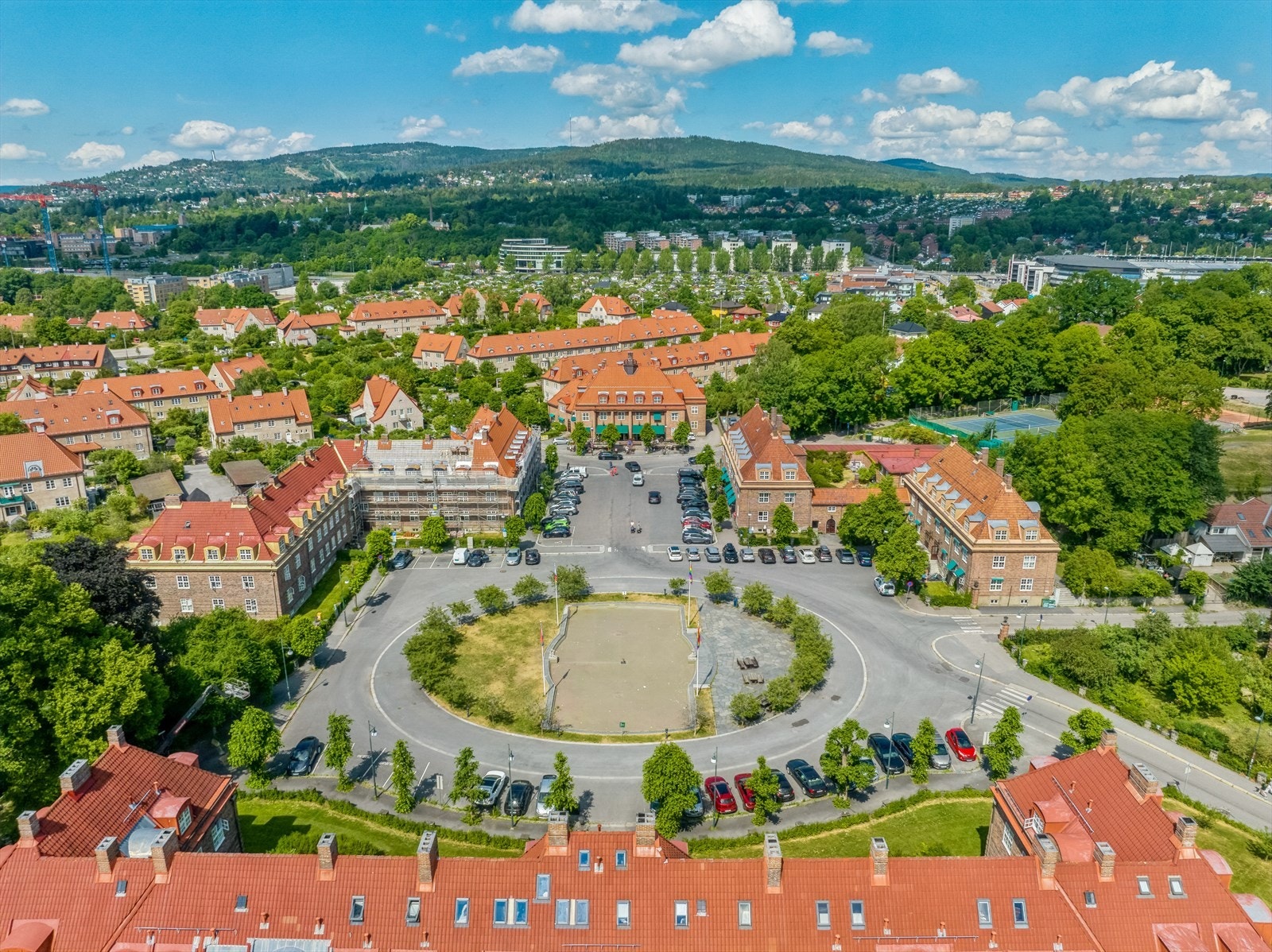 Populære Ullevål hageby har en tilbaketrukket og sentral beliggenhet. De historiske bygningene og smågatene er noe av det som gjør Hagebyen så populær. Galleribilde