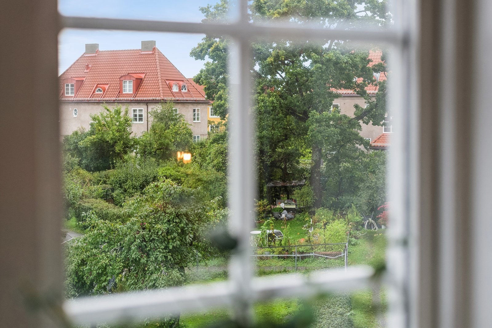 Nydelig utsyn fra leiligheten. Leiligheten har en flott usjenert beliggenhet og godt med lysinnslipp. Galleribilde