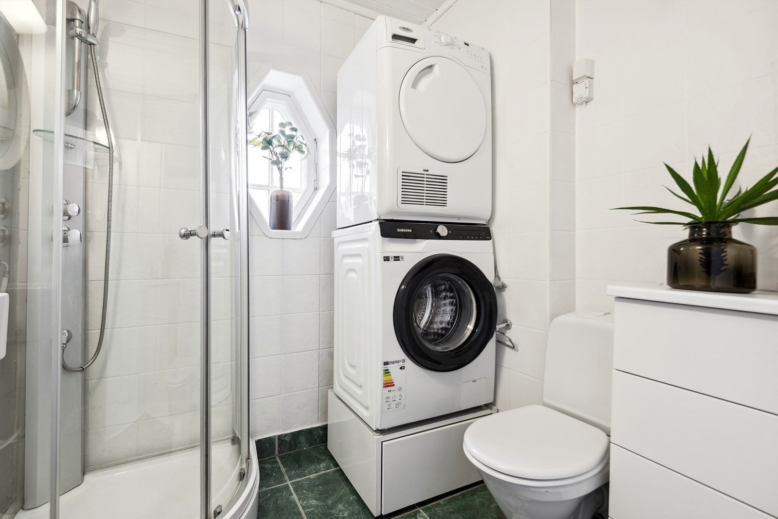 Bad i 2 etg. Varme i gulv. Galleribilde