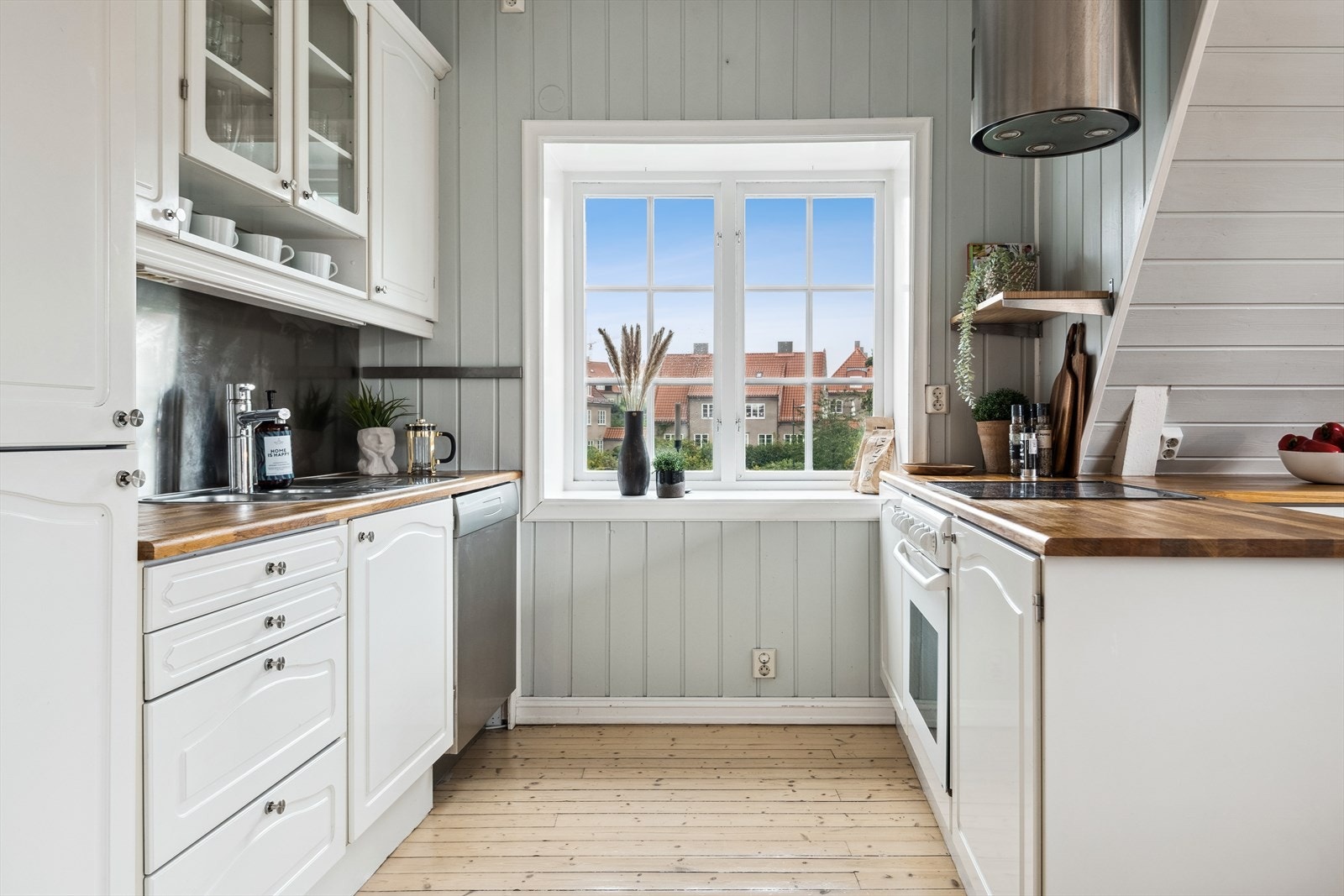 Hvit mattlakket kjøkkeninnredning med profilerte fronter. Integrert kjøleskap fra 2023 med fryser, komfyr,
keramisk topp, oppvaskmaskin. Galleribilde