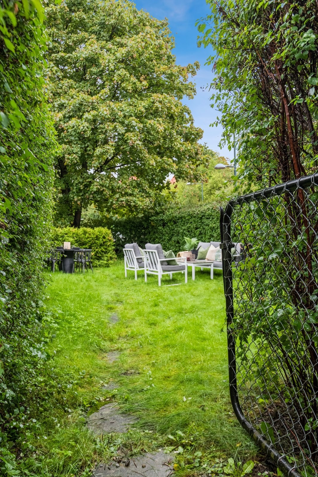 Leiligheten disponerer en skjermet og grønn hageparsell. Galleribilde