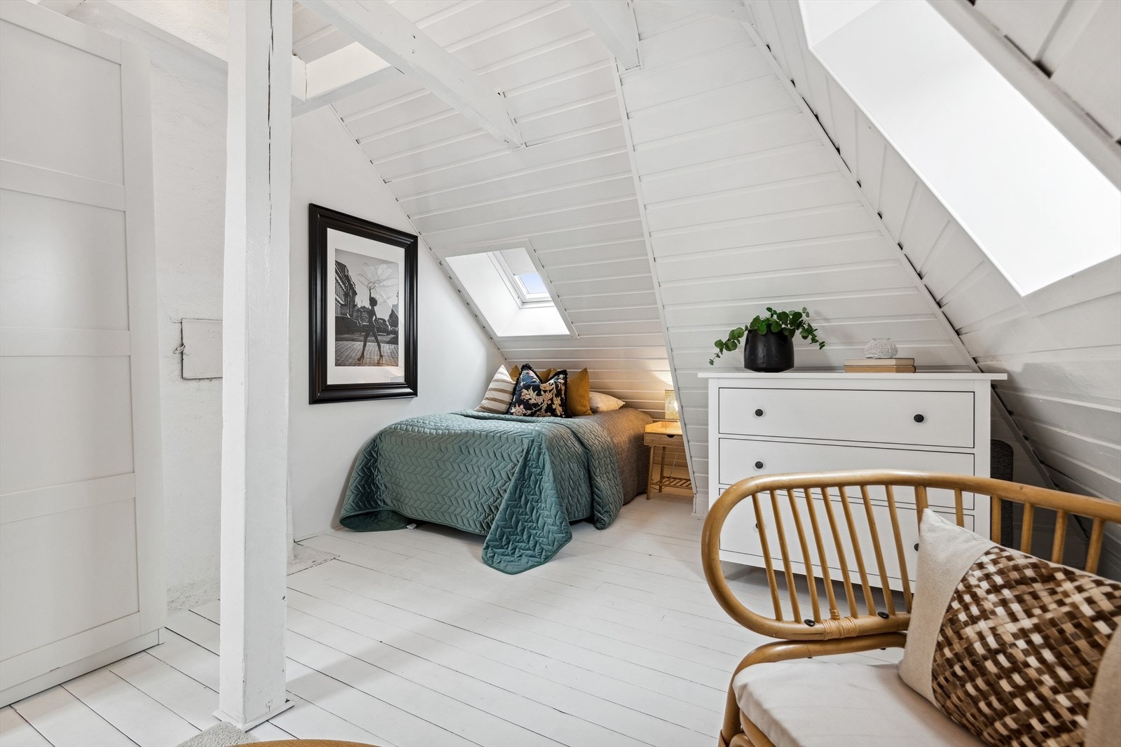 Opp trappen ankommer man leilighetens 2 soverom. Galleribilde