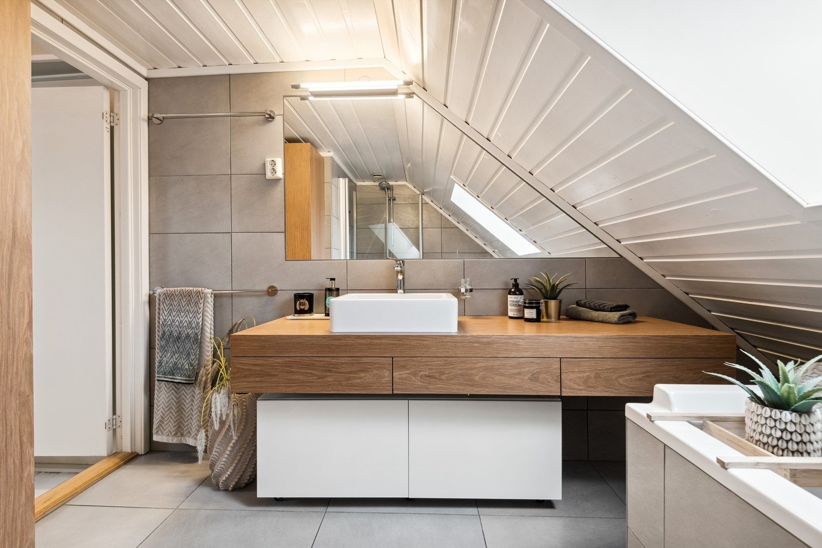 Badet på loft fremstår som stilrent og lekkert. Badet ble rehabilitert i 2011. Galleribilde