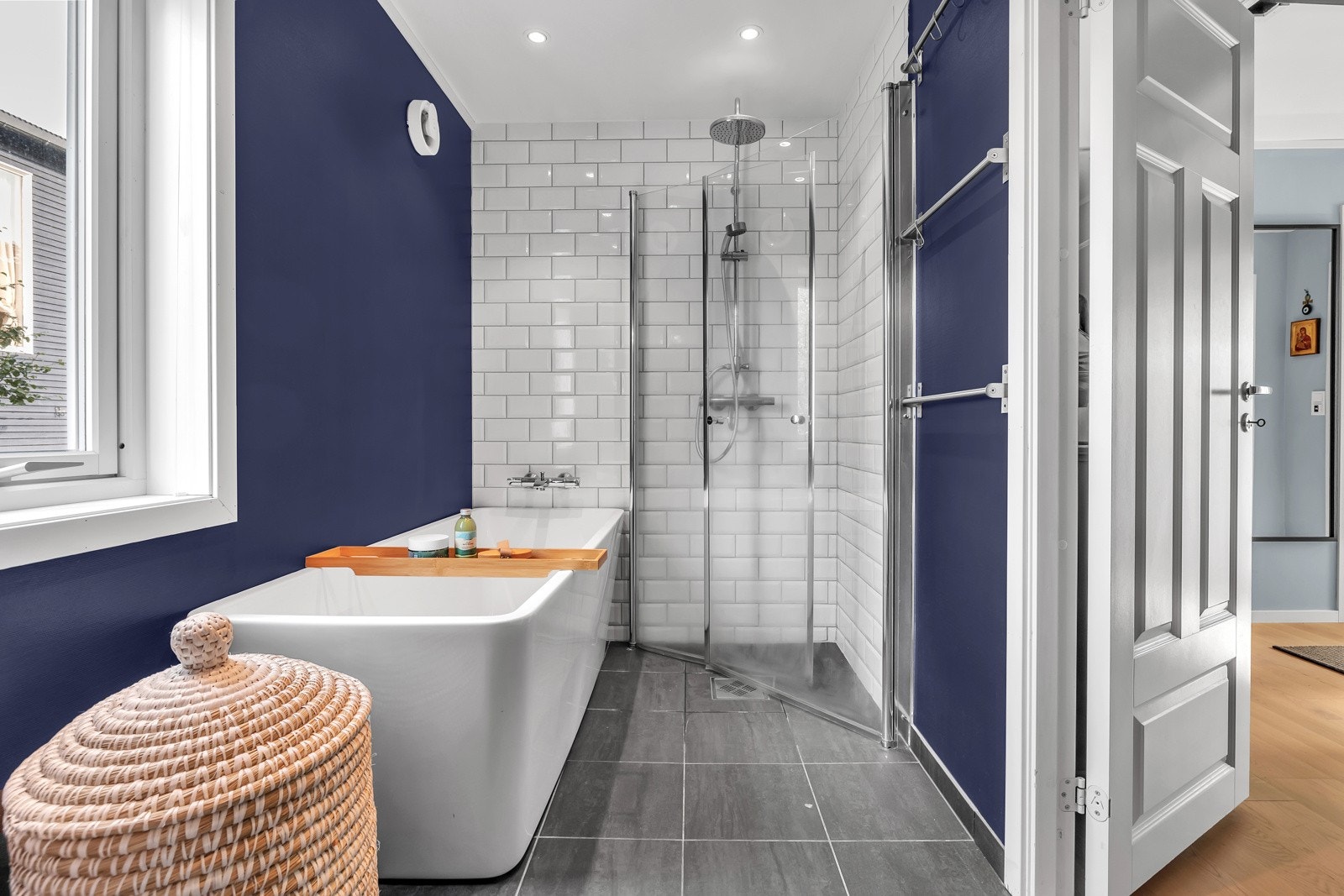 Her er det både dusj og badekar Galleribilde