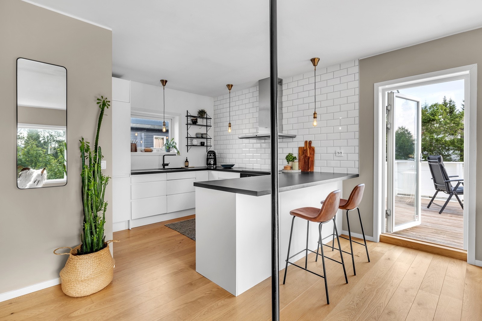 Kjøkkenet er utformet med praktisk badløsning for sosiale sammenkomster Galleribilde