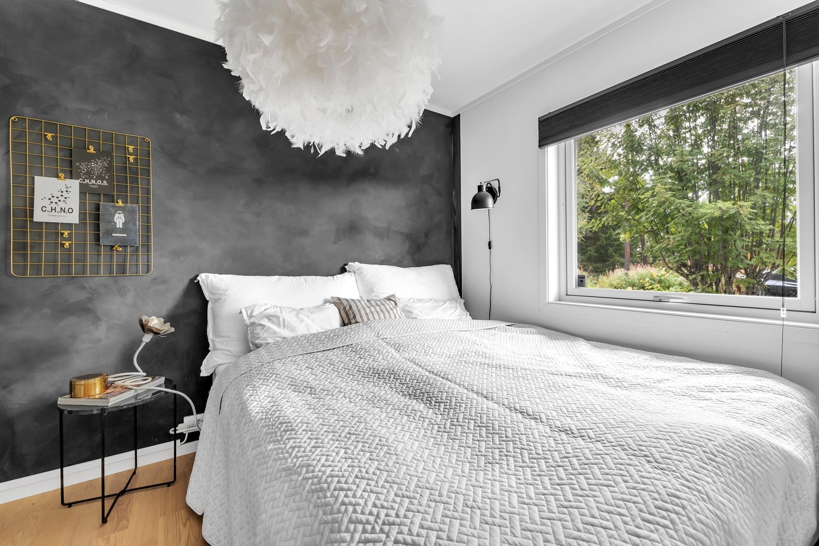 Soverom 2 rommer fint dobbeltseng og garderobe Galleribilde