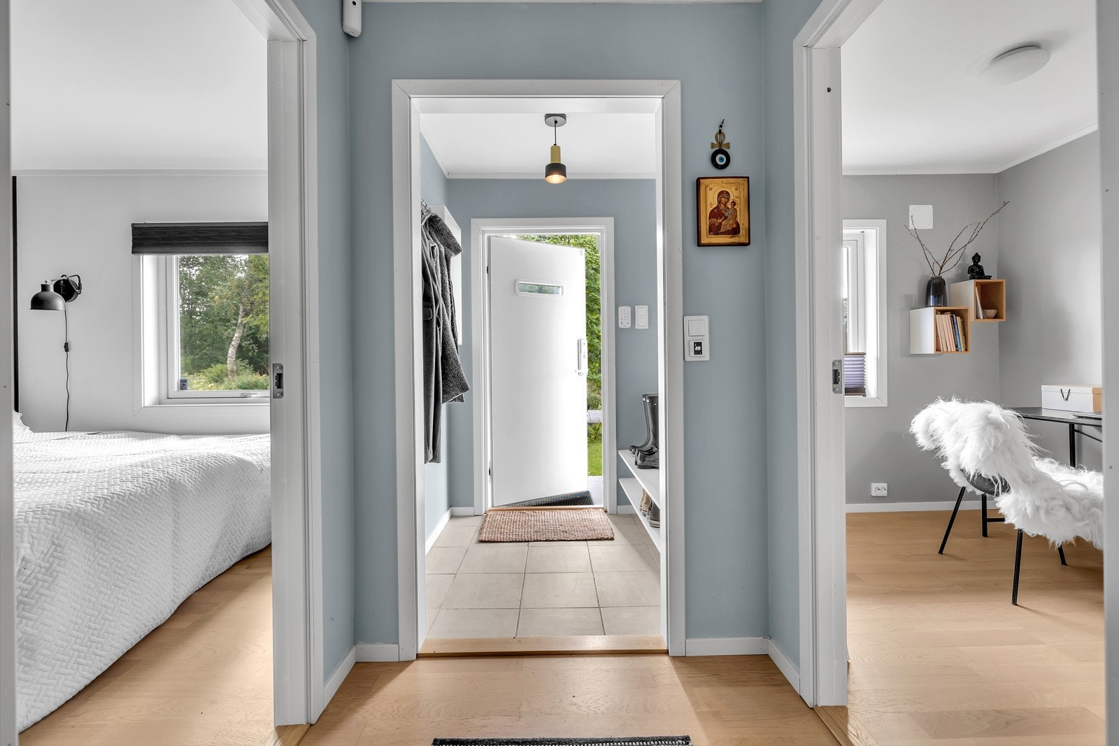 Soverommene i 1. etasje ligger på hver sin side av gangen Galleribilde