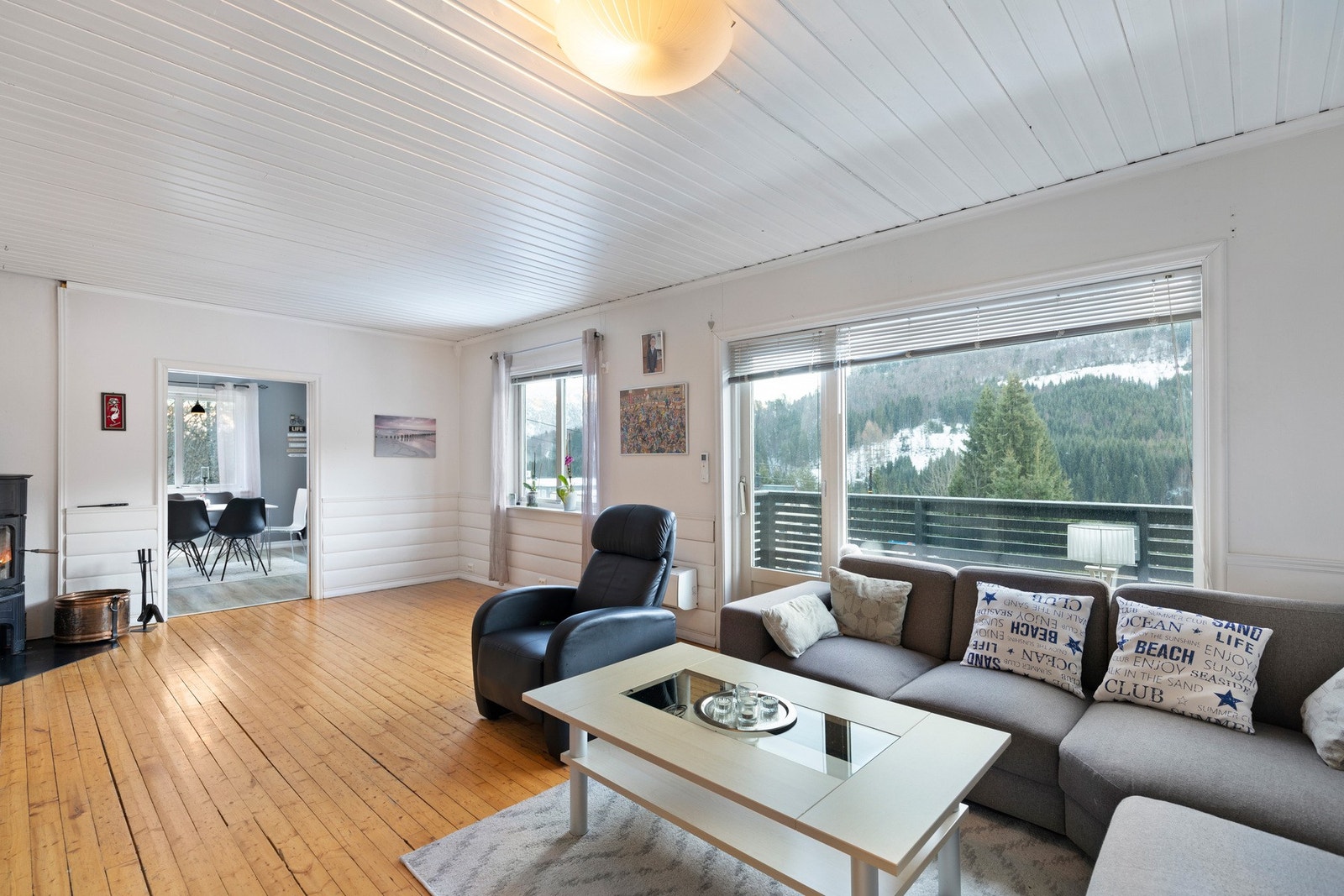 Romslig stue med store vindusflater som gir mye naturlig lys, samt utgang til veranda Galleribilde