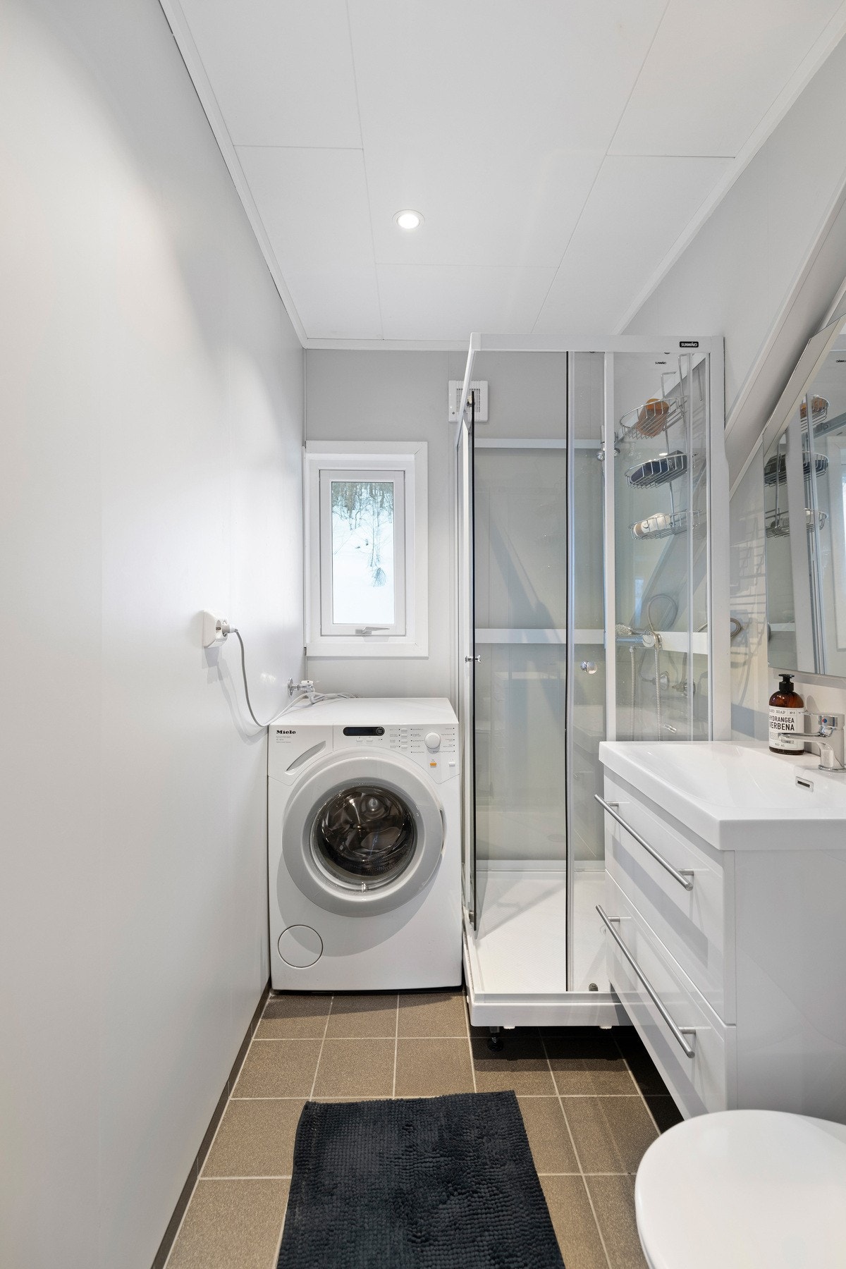 Etasjen har også et bad/vaskerom som ble renovert i 2020, og er utstyrt med downlights, gulvvarme, wc, dusjkabinett, baderomsinnredning og opplegg for vaskemaskin Galleribilde