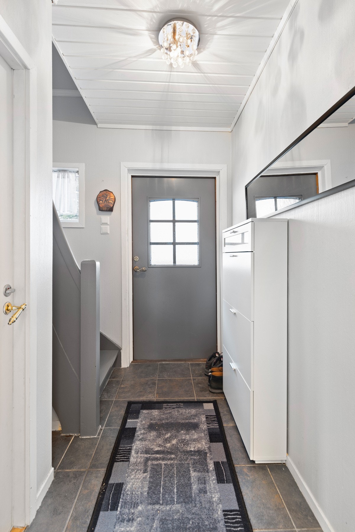 Boligen har et overbygd inngangsparti, med tradisjonell entrè/trapperom Galleribilde