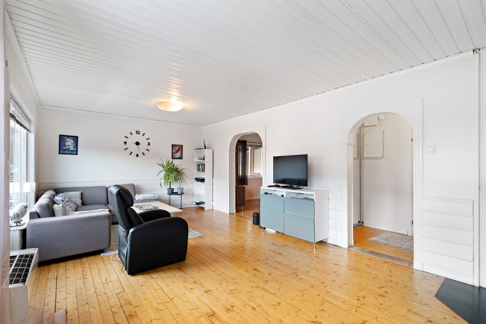 Det er montert både vedovn og varmepumpe (luft/luft) Galleribilde