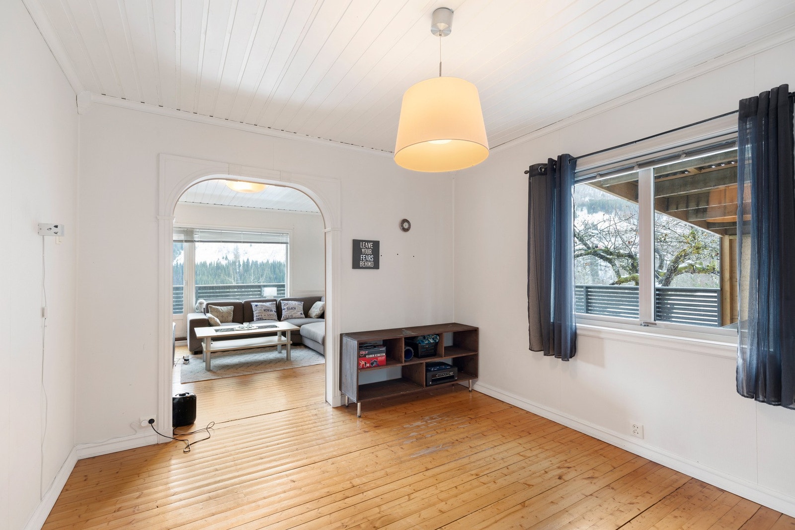 Stuen er L-formet som gir flere møbleringsmuligheter Galleribilde