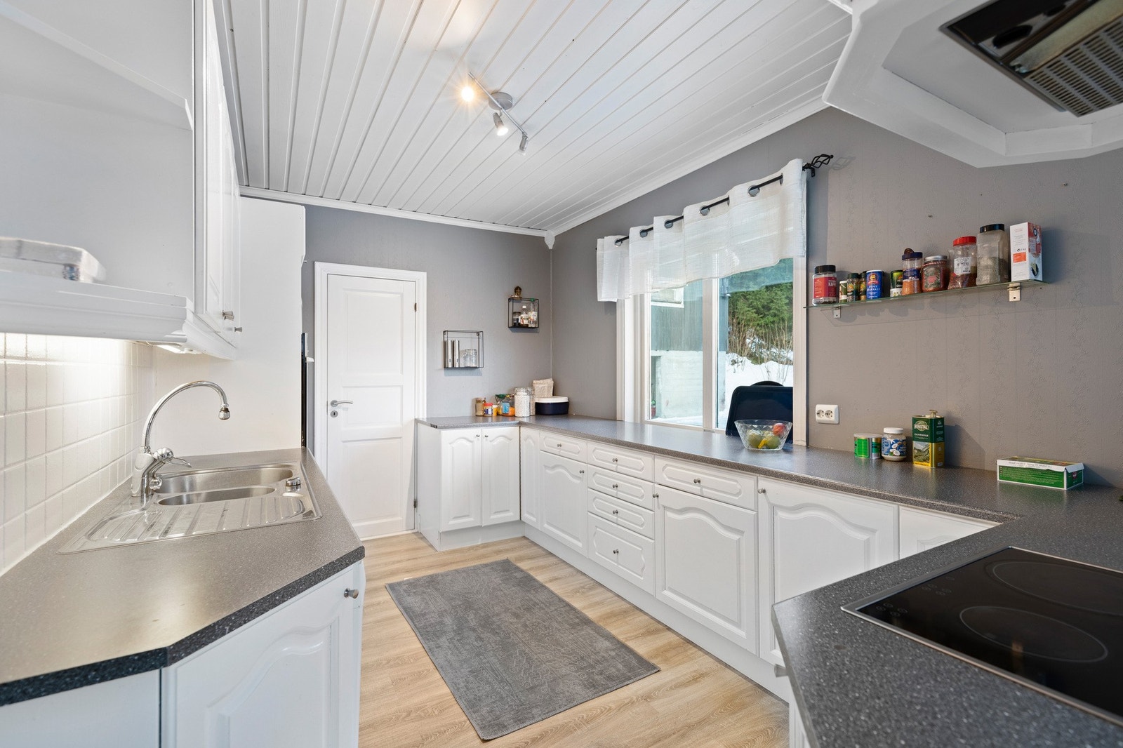 Kjøkkenet har ny gulvoverflate i 2019, og montert innredning fra 2001 Galleribilde