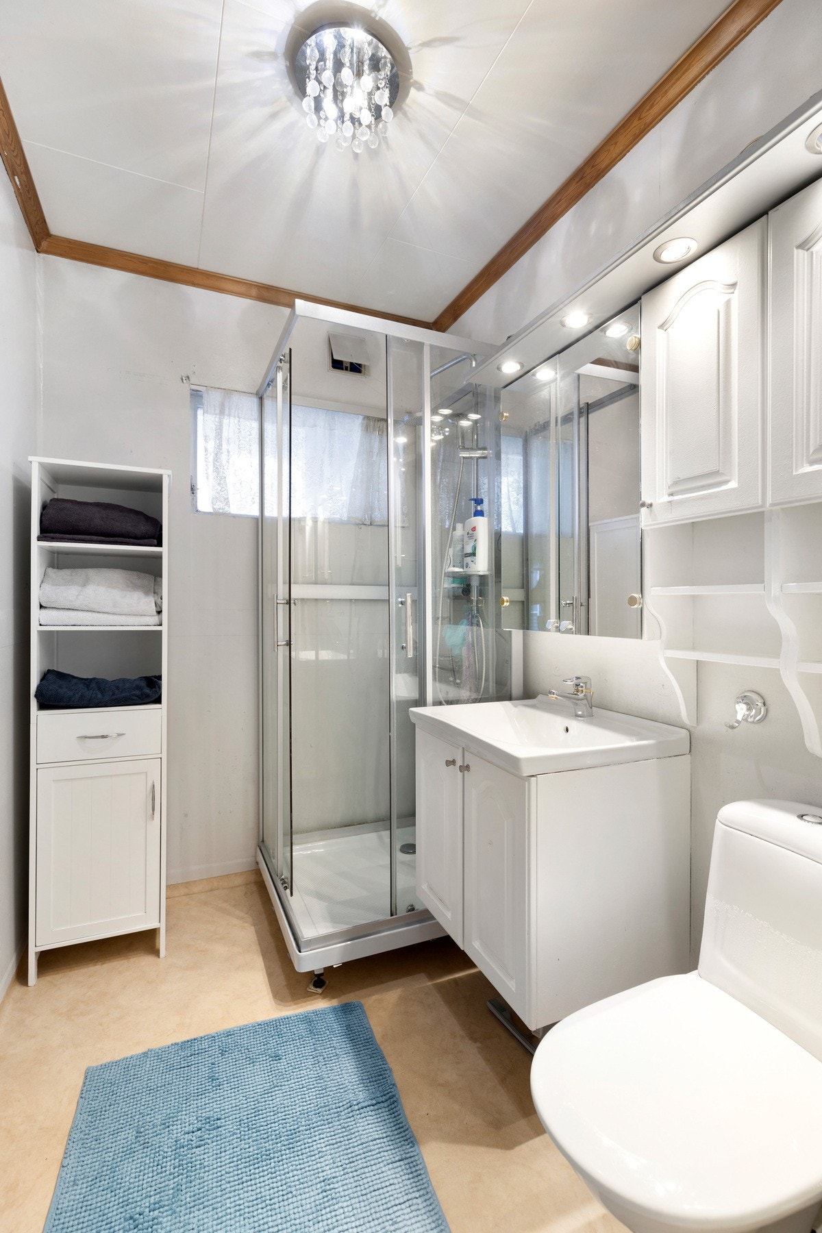 Badet i hovedetasjen har montert dusjkabinett, wc og servantinnredning Galleribilde