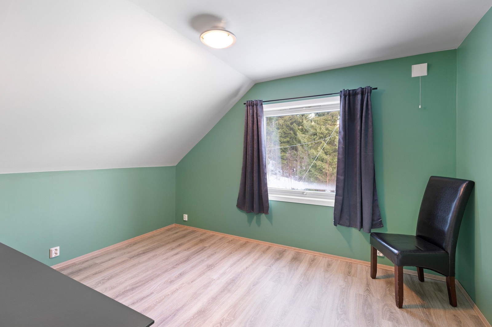 Boligen har totalt fem soverom, der samtlige er beliggende i 2.etasje. De er i hovedsak pusset opp i 2020-2021. Galleribilde