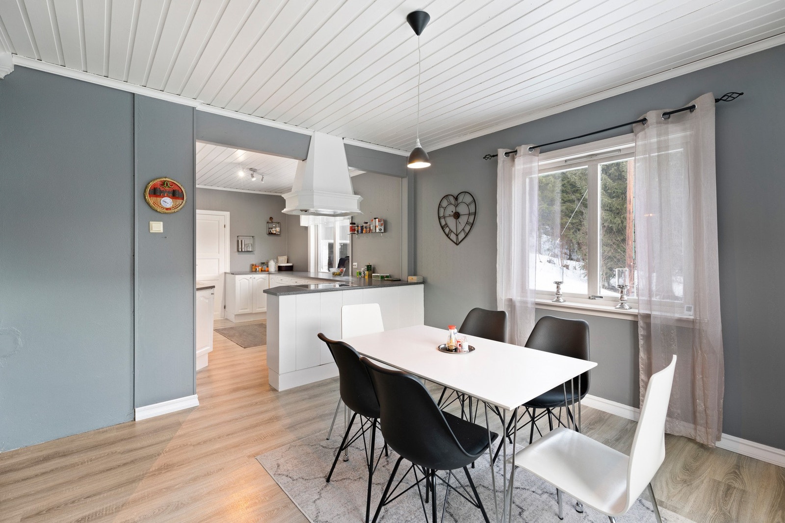 Fra stuen er det delvis åpen løsning mot en spisestue Galleribilde