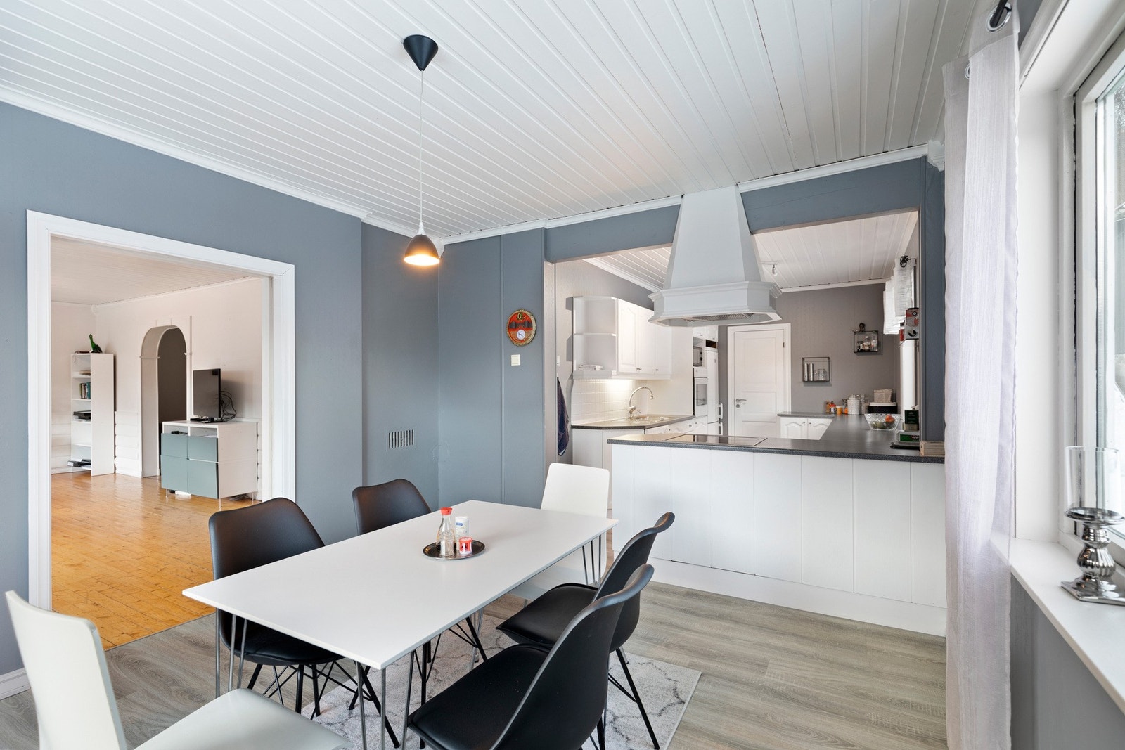 som videre har delvis åpen løsning mot kjøkkenet Galleribilde