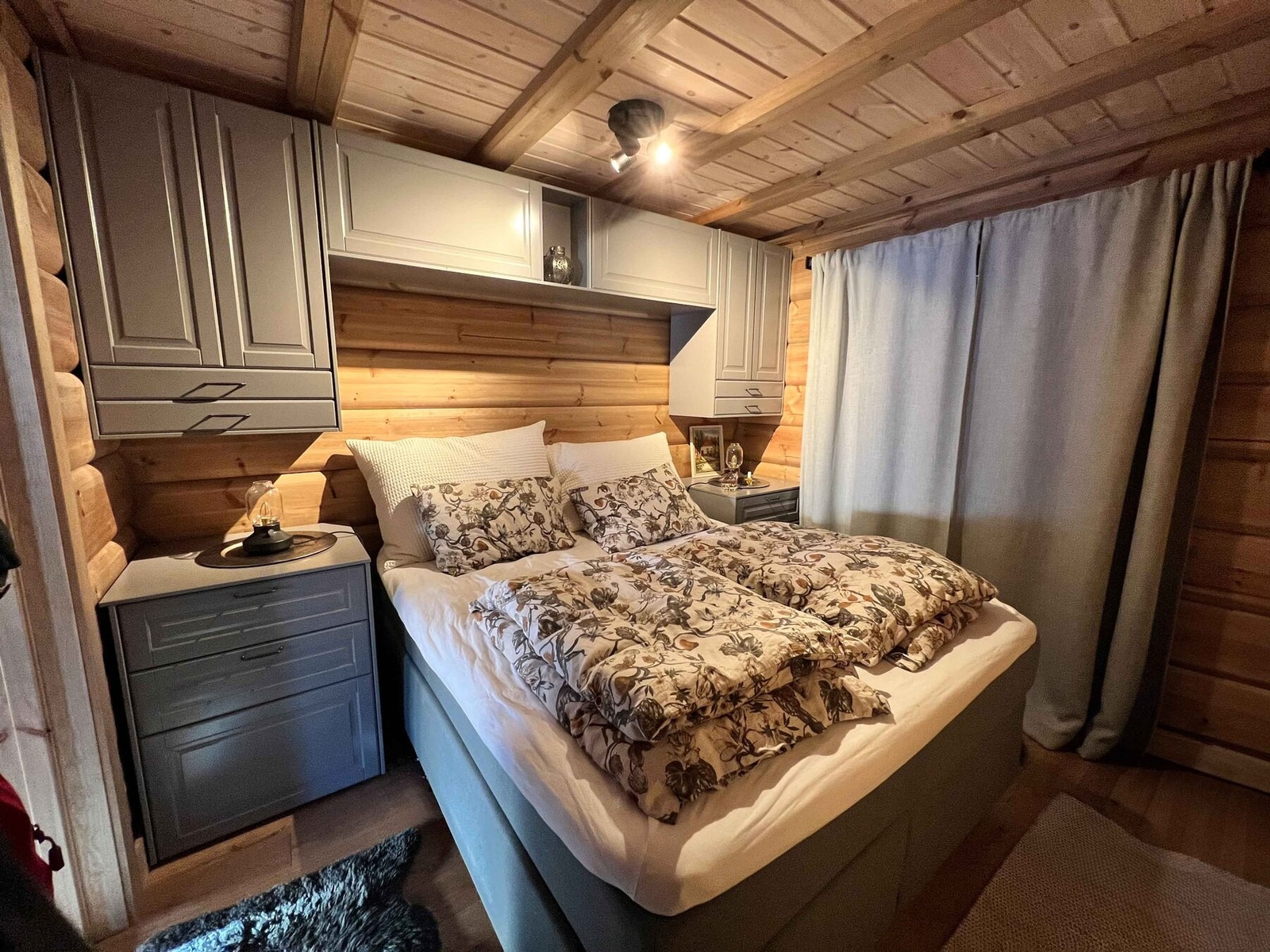 Foto fra soverom på hovedplan. Her med plassbygde skap. Galleribilde