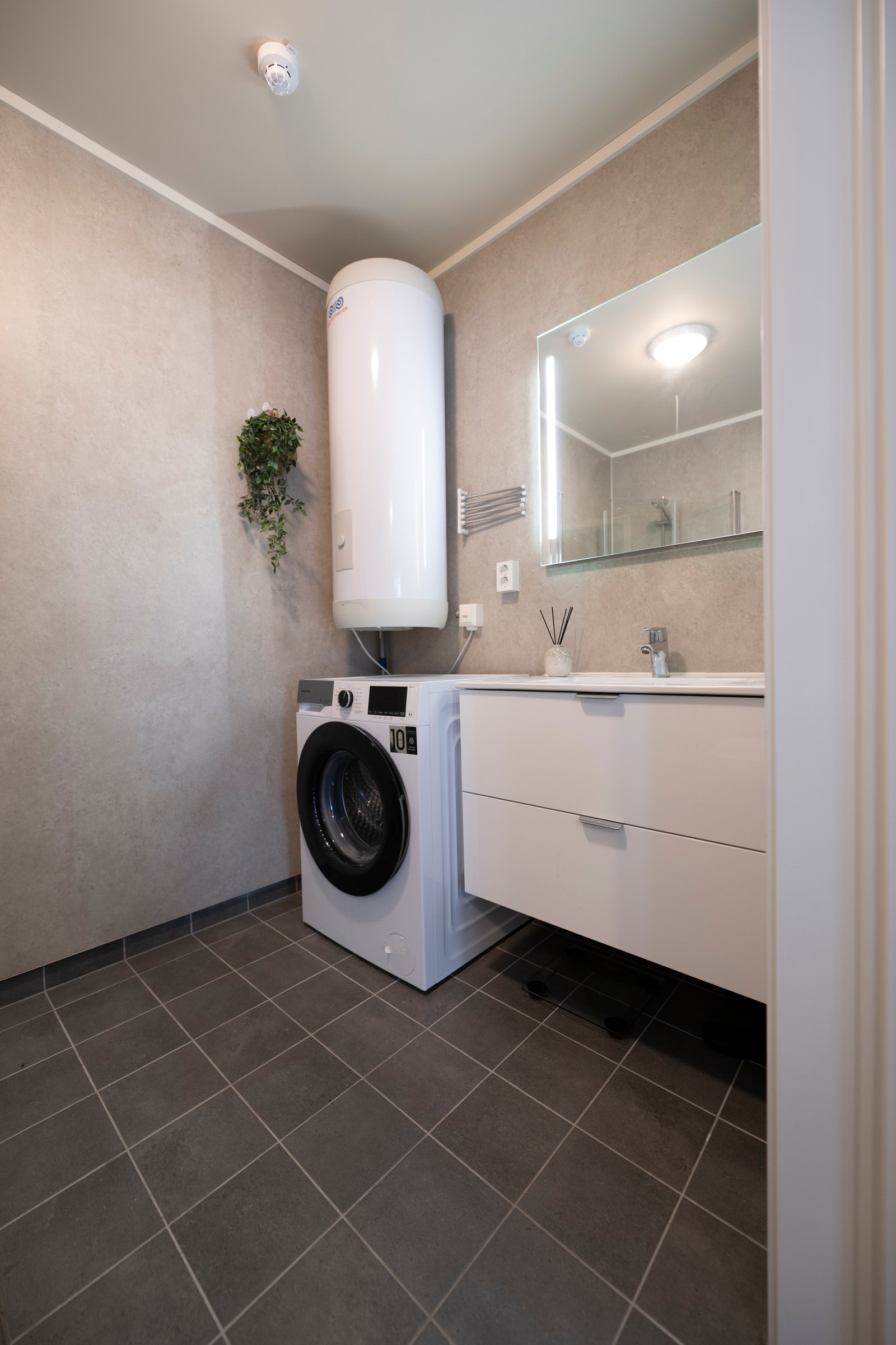 Moderne bad med flislagt gulv, varmekabler, og baderomsplater Galleribilde