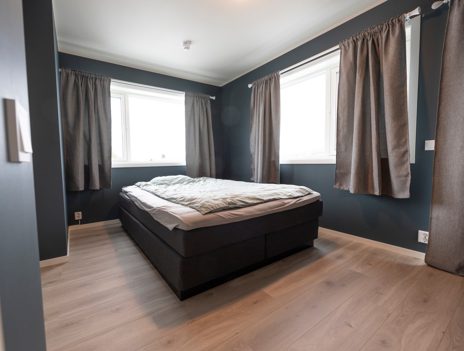 Stort soverom med mye naturlig lys og god plass til garderobeskap Galleribilde