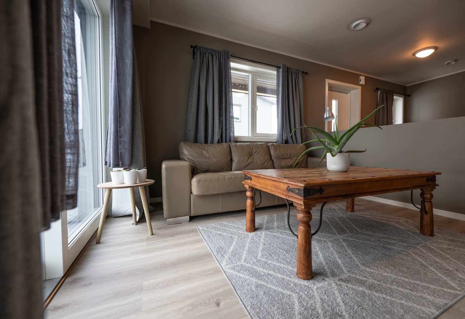 Åpen og romslig stue med sovealkove Galleribilde